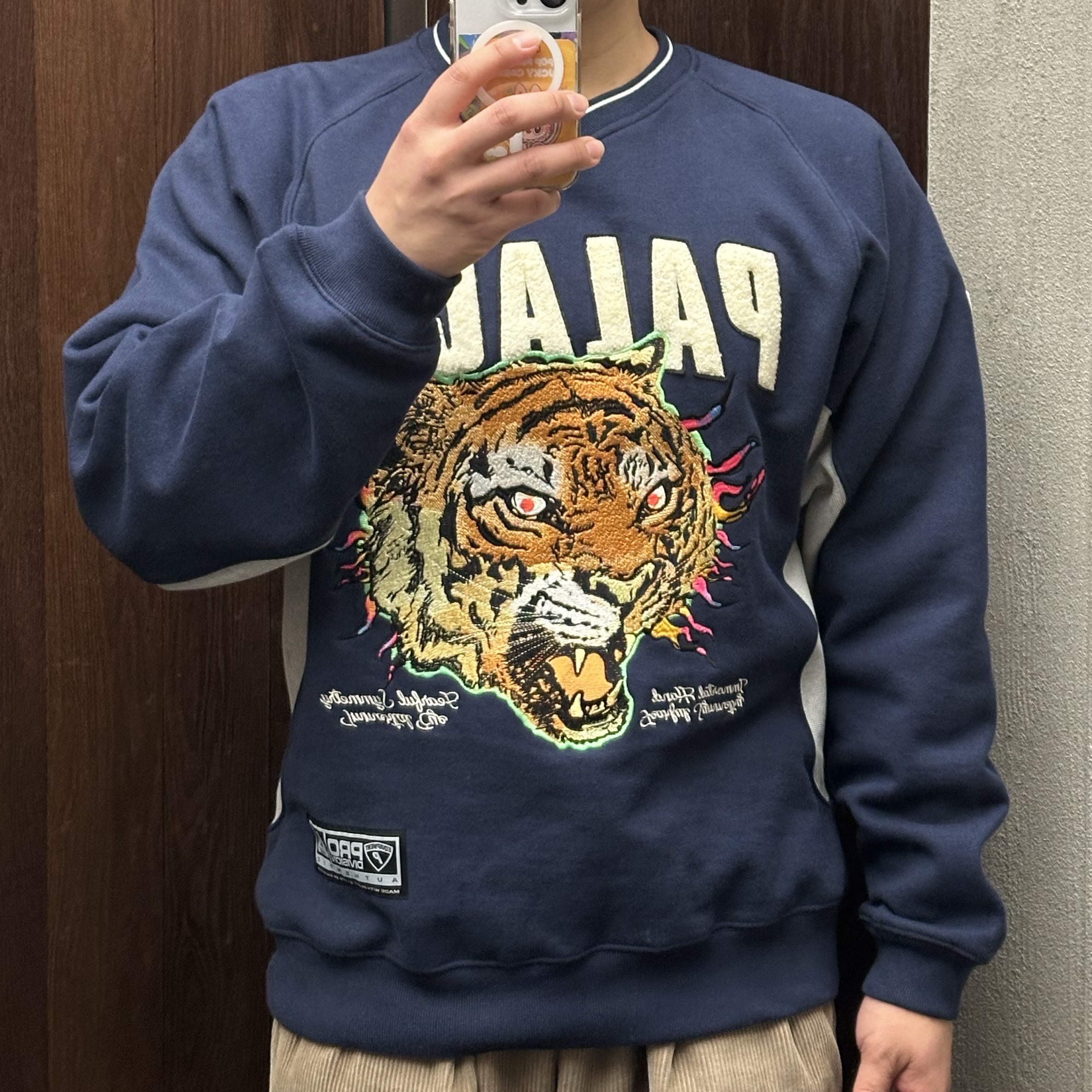 Palace Tora Tora Crew Navy - 25SS, Palace Tora Tora Crew Black - 25SS 착용 스타일