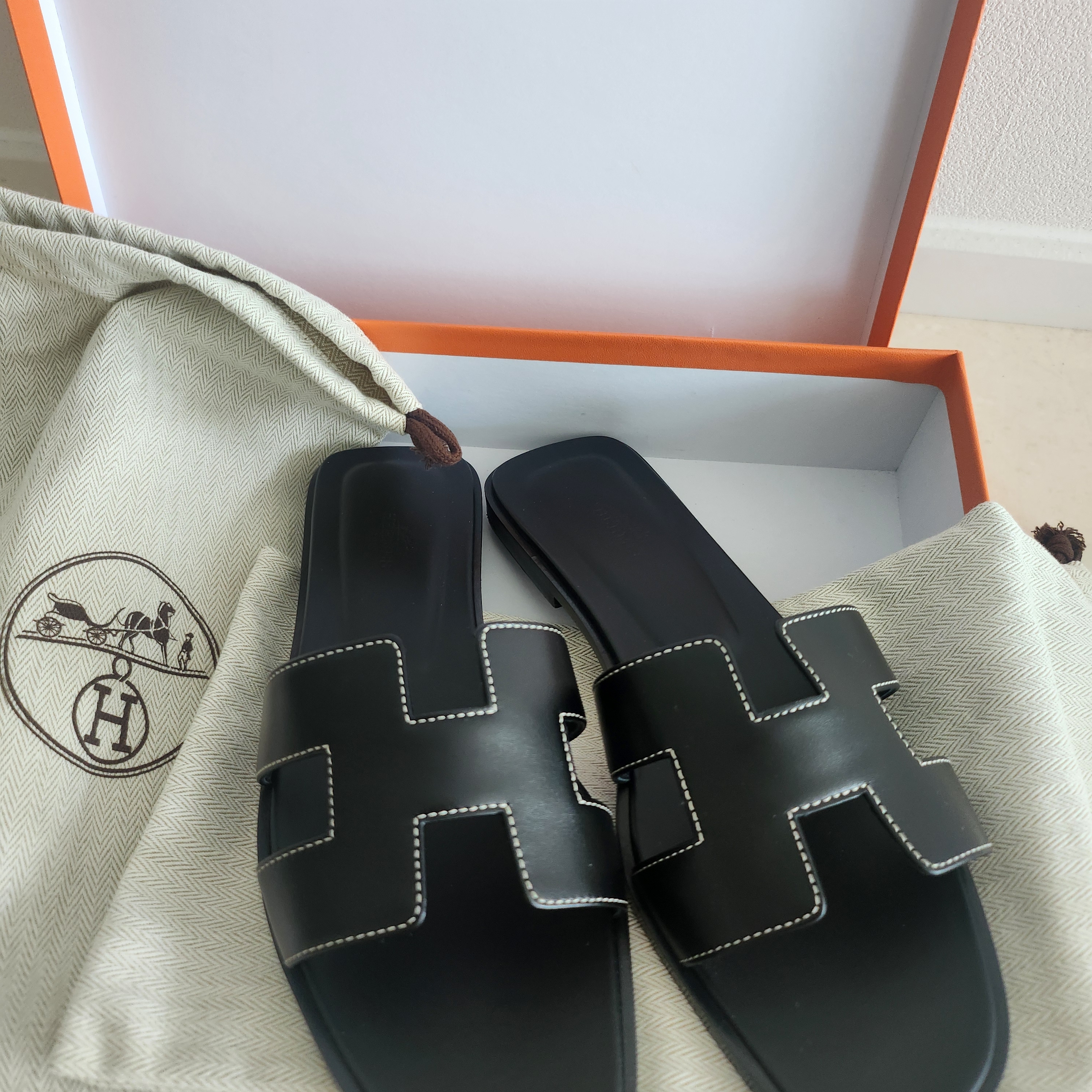 (W) Hermes Oran Sandal Calfskin & Noir Piqures Ecrues 착용 스타일