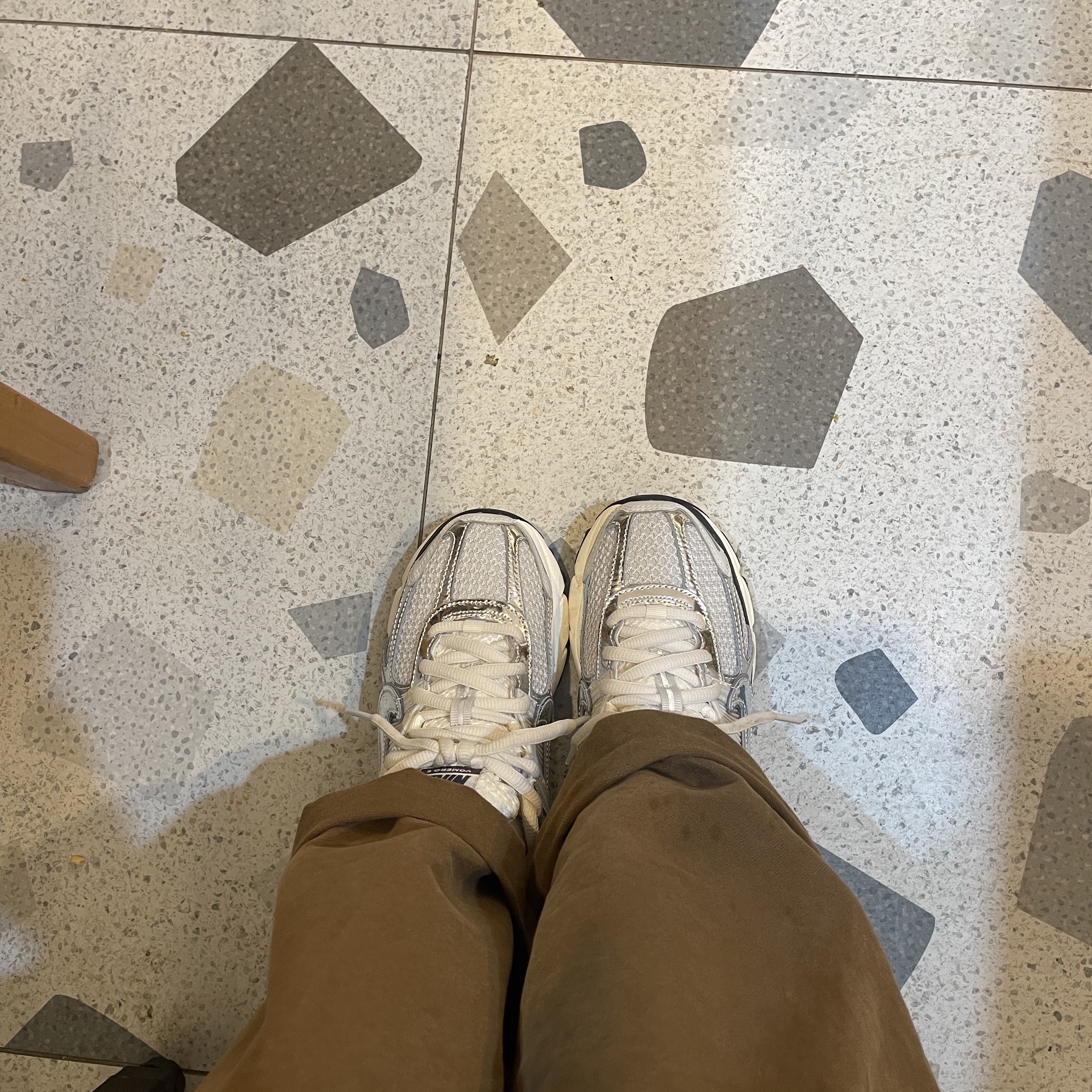 (W) Nike Zoom Vomero 5 Photon Dust and Metallic Silver 착용 스타일