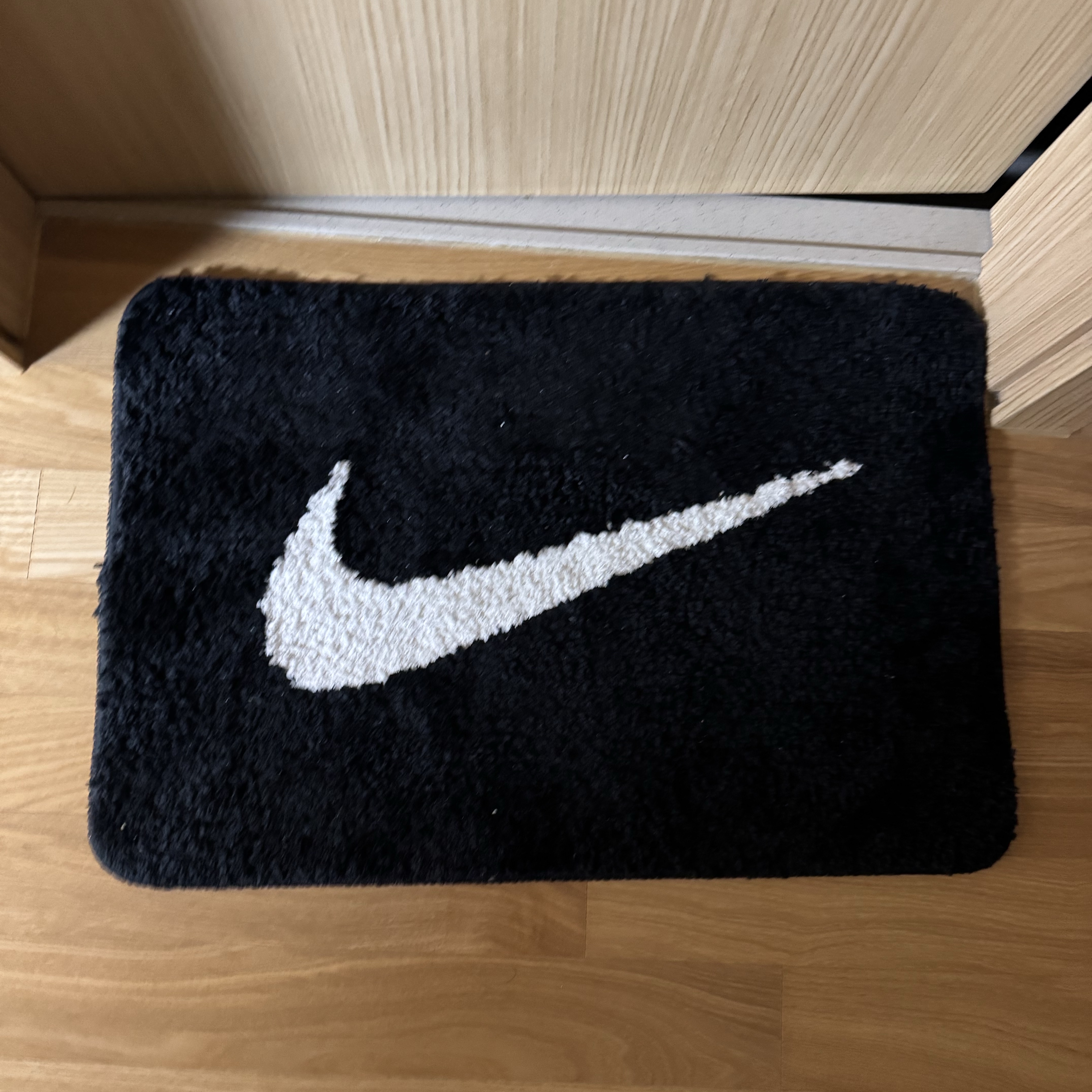 Nike Swoosh Rug Black White 착용 스타일