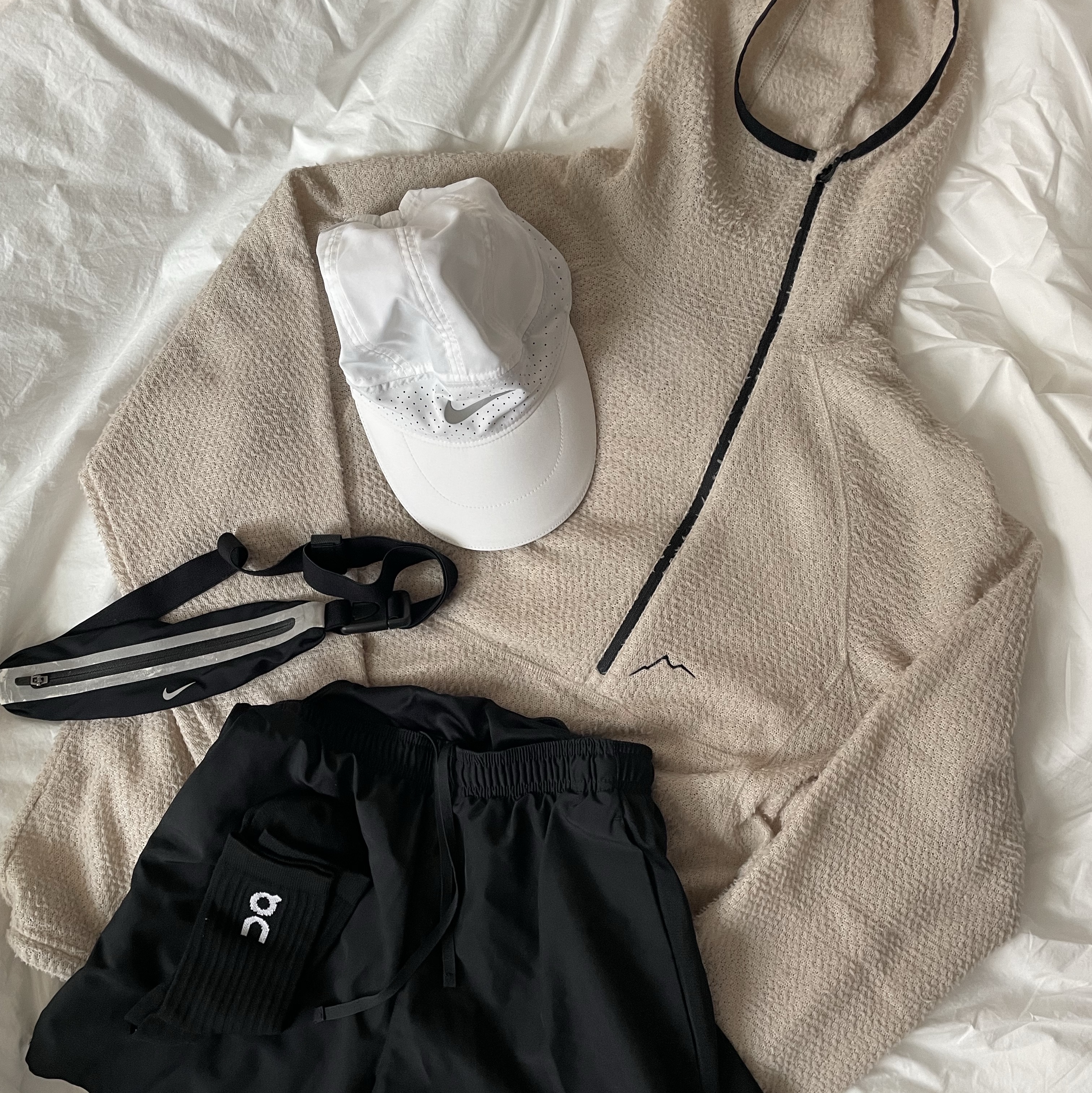 Cayl Alpha Pullover Beige, Nike Dri-Fit AeroBill Featherlight Perforated Running Cap White 착용 스타일
