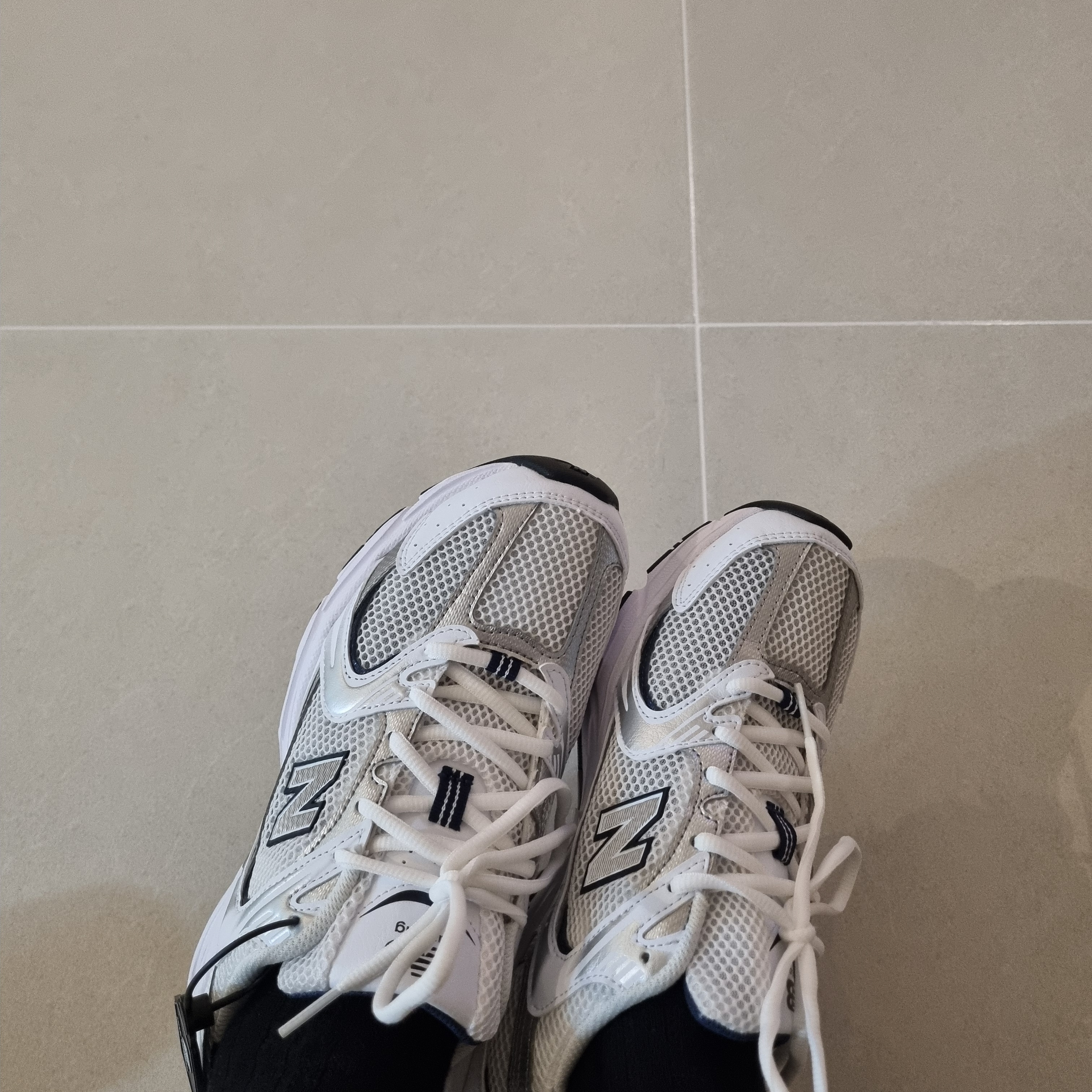 New Balance 530 White 착용 스타일 - 1