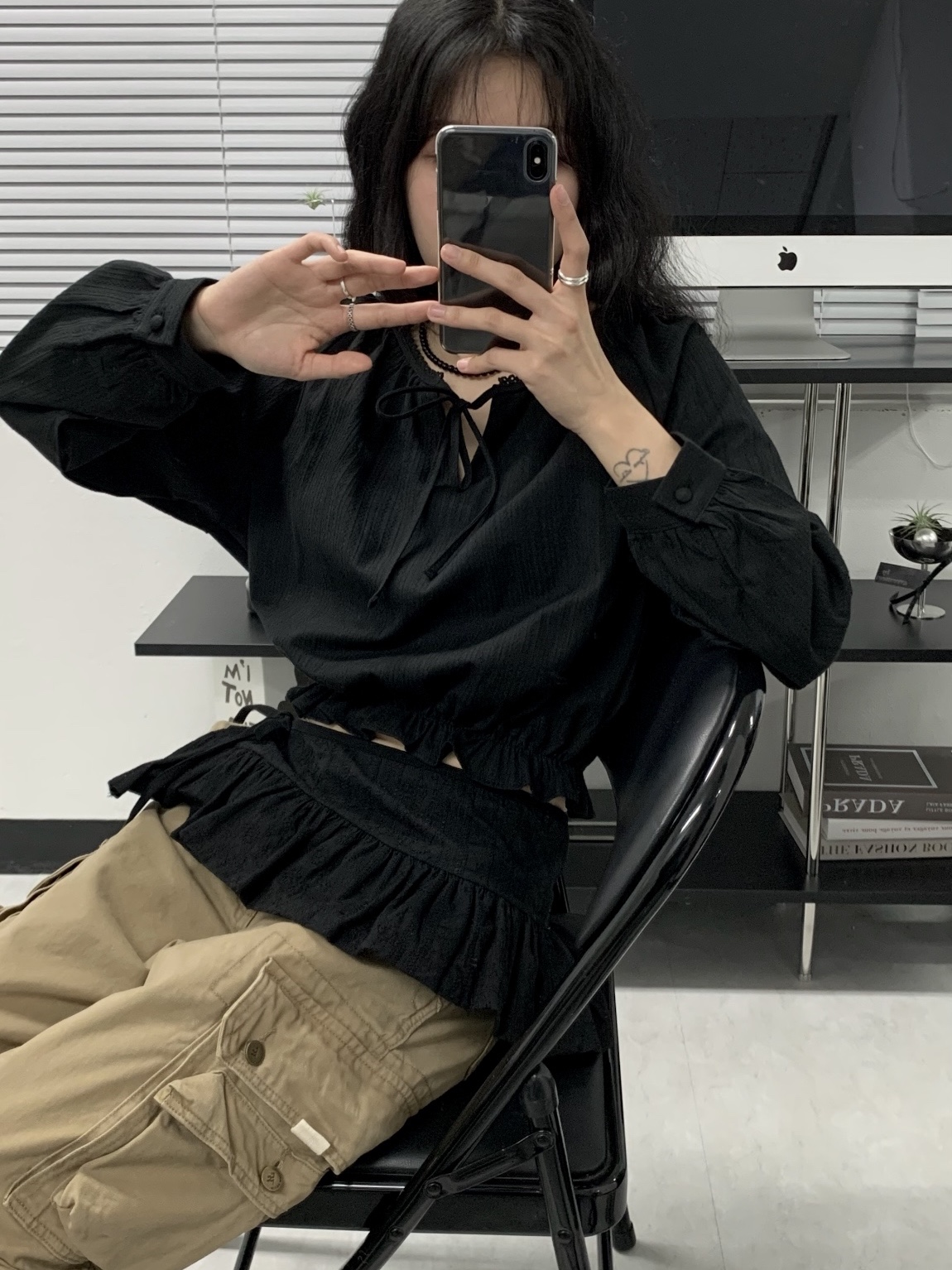 (W) 킨 x 오마스헨데 재스퍼 스니커즈 볼더 블랙 착용 스타일 - 2