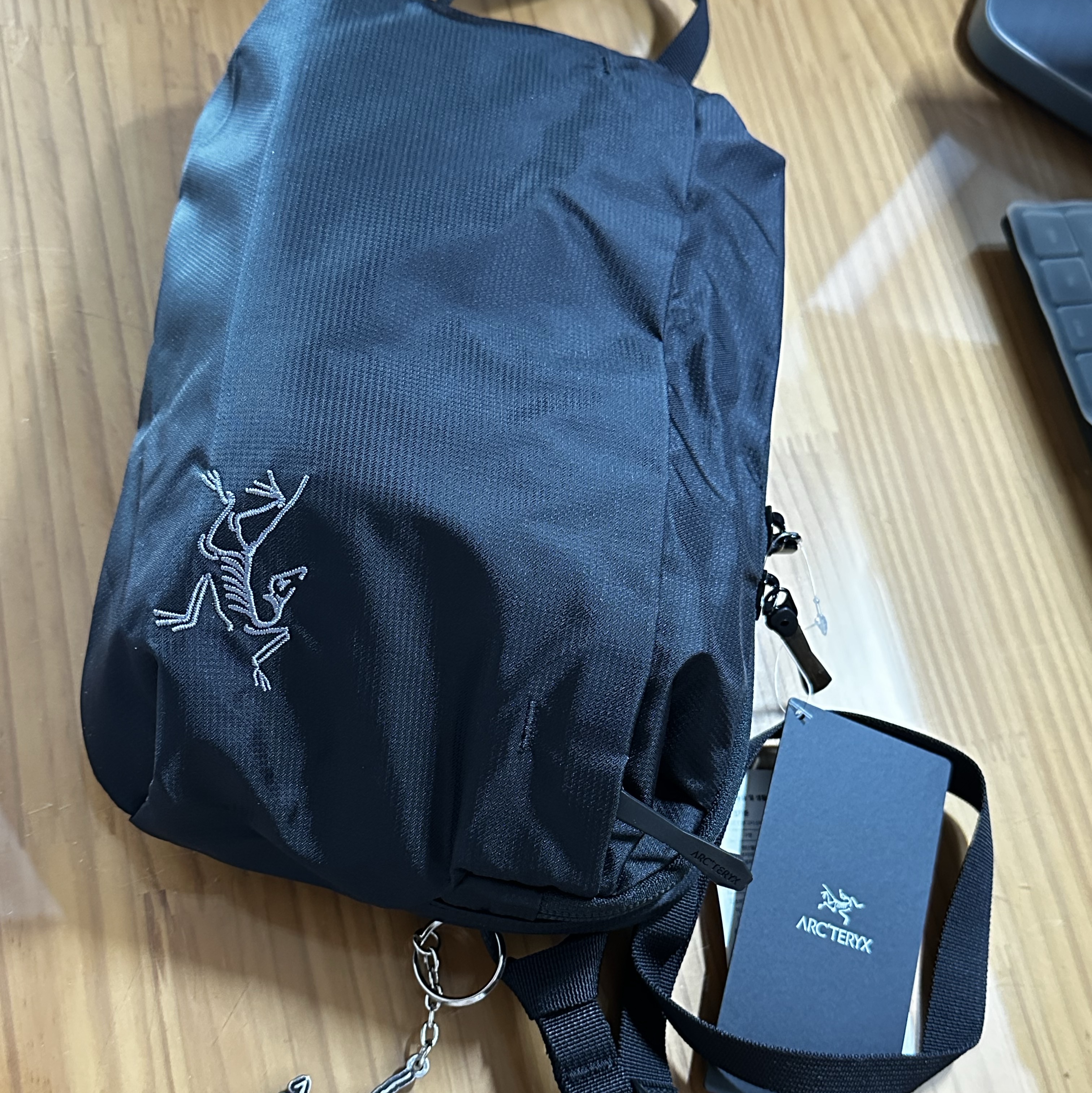 Arc'teryx Heliad 6 Crossbody Bag Black 착용 스타일