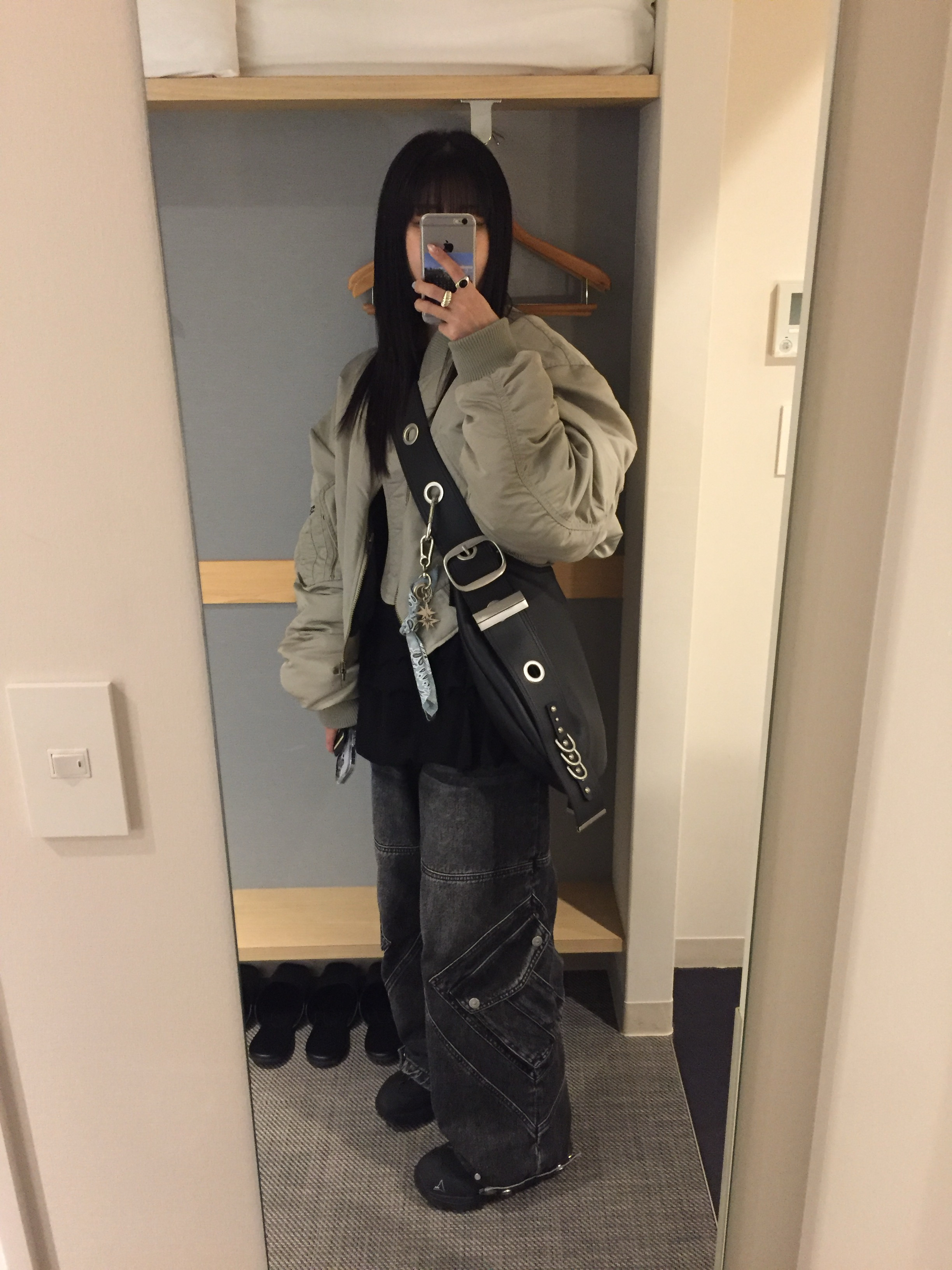 [KREAM 단독] Vacant Archive Bella Wide Strap Hobo Bag Black, Roa Hiking Katharina Black 착용 스타일