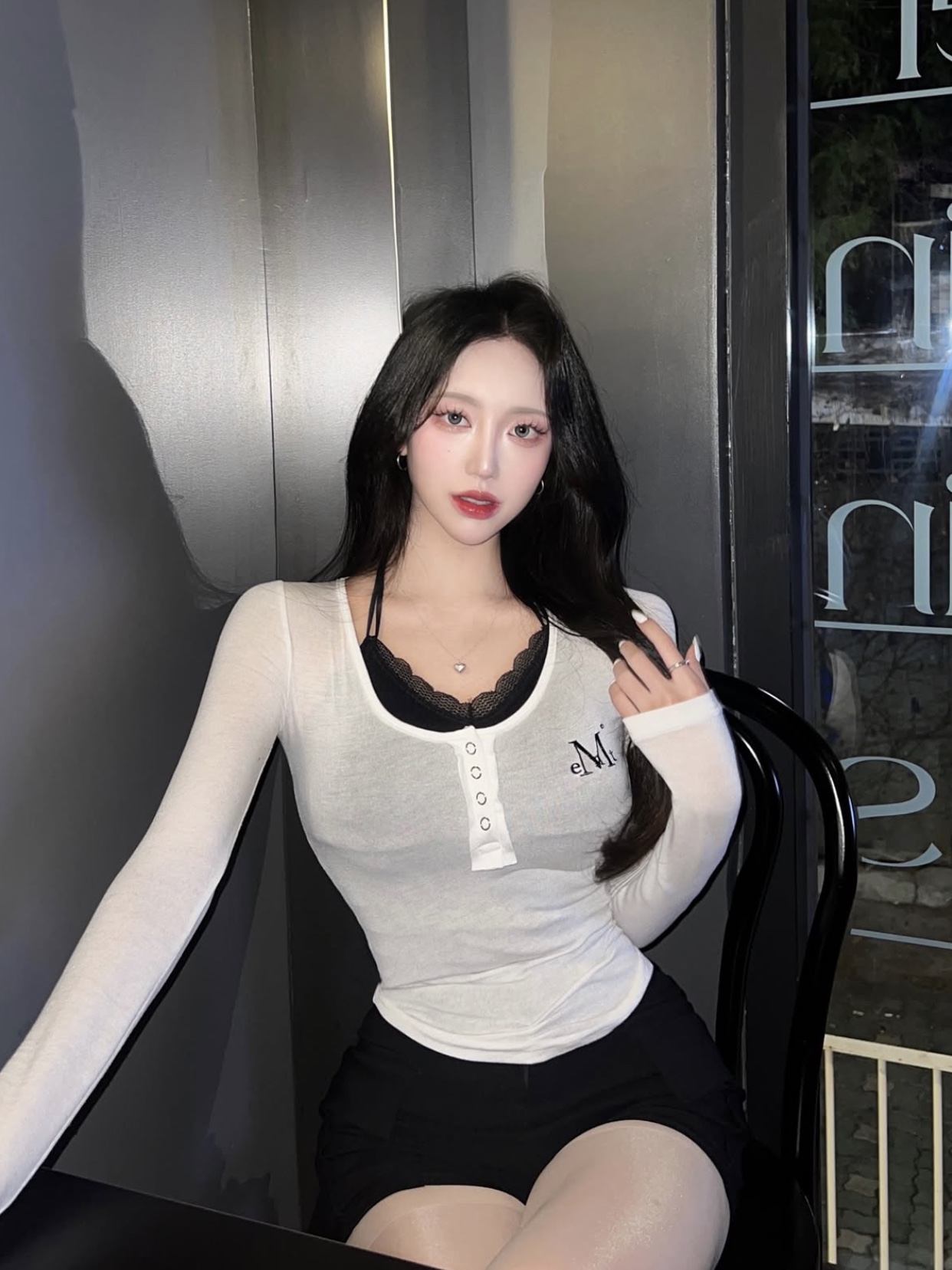 MUCENT Haring Signature Logo Snap Button U Neck T White 착용 스타일 - 2