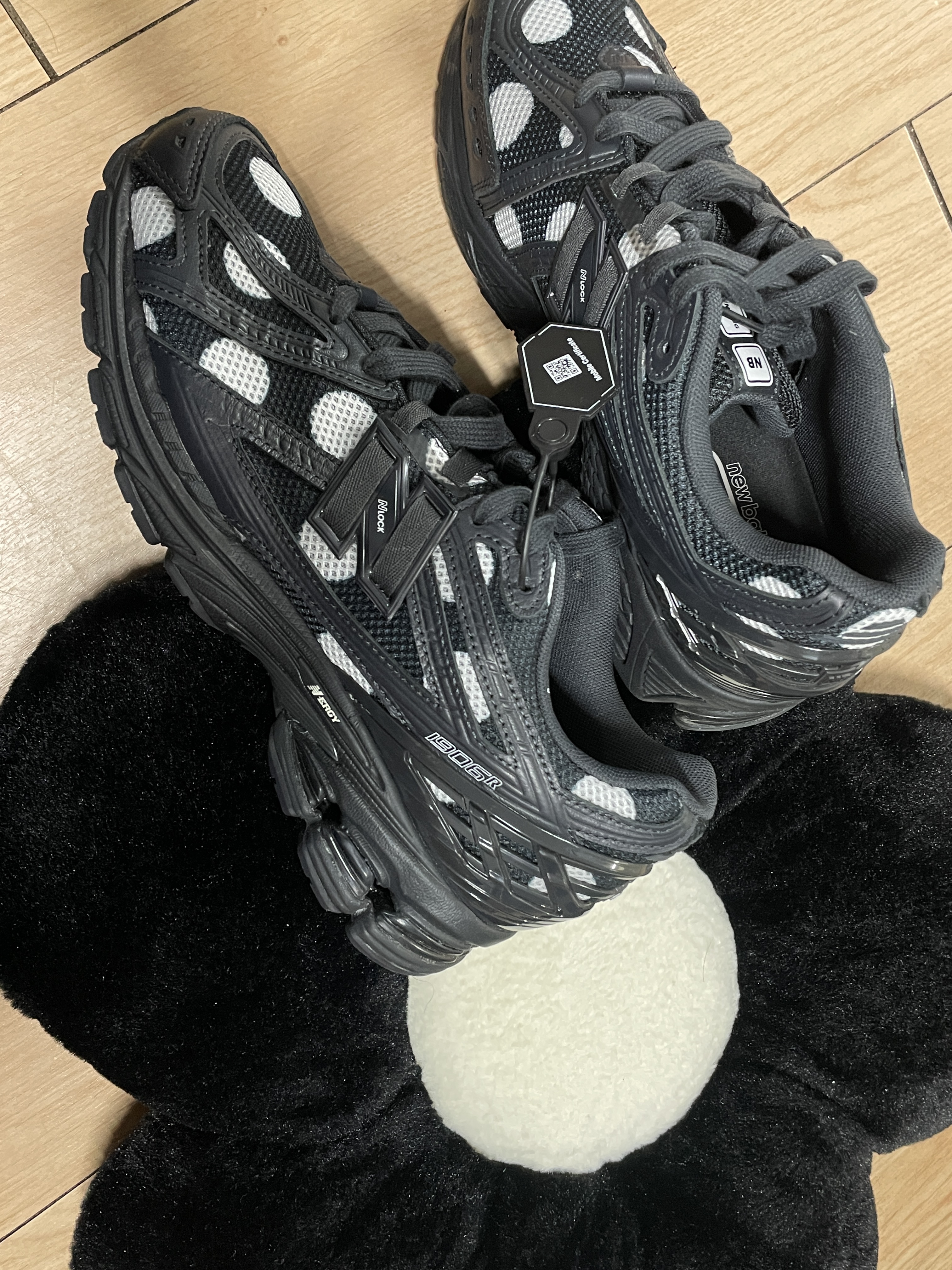 New Balance 1906R Polka Dot Black 착용 스타일