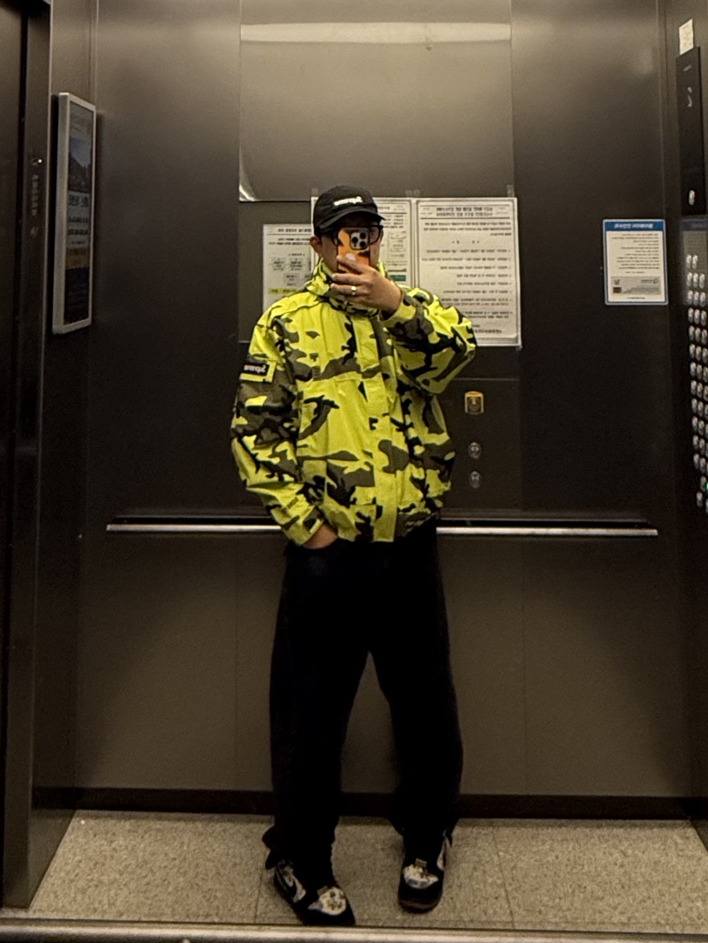 Supreme 2-in-1 Gore-Tex Shell + Quilted Liner Vest Fluorescent Camo - 25SS, Nike x Supreme SB Dunk Low QS Rammellzee Black 착용 스타일