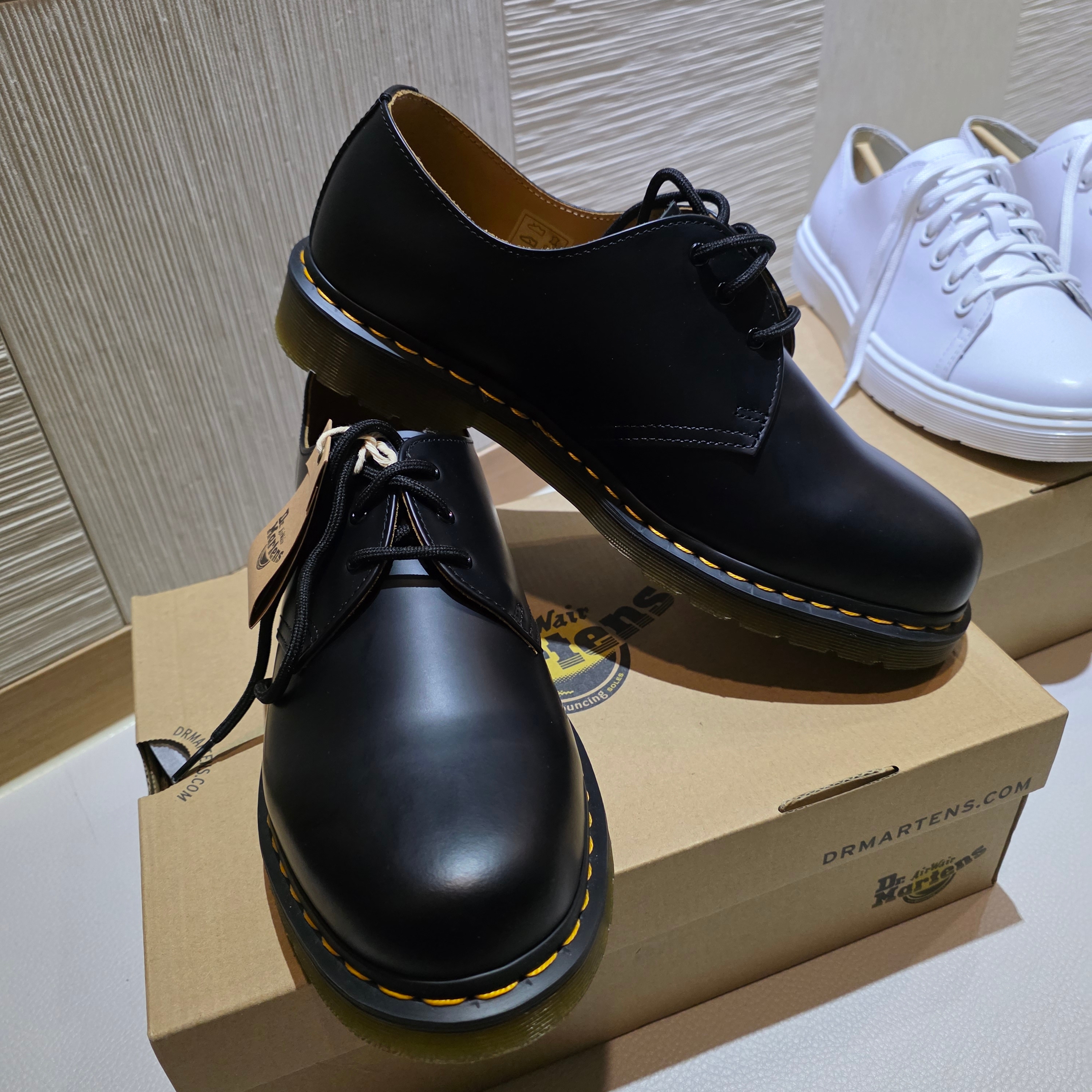 Dr. Martens 1461 Smooth Black, Dr. Martens Dante White 착용 스타일 - 3