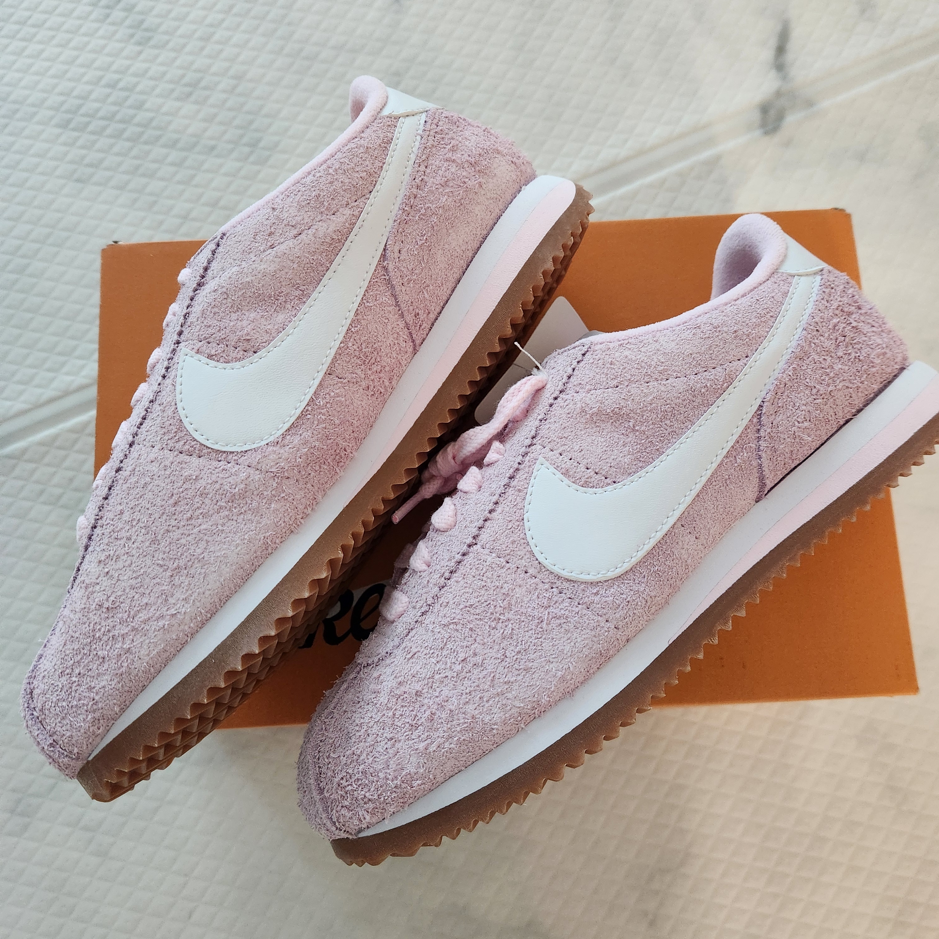 (W) Nike Cortez Vintage Suede Pink Foam Gum Medium Brown 착용 스타일 - 2