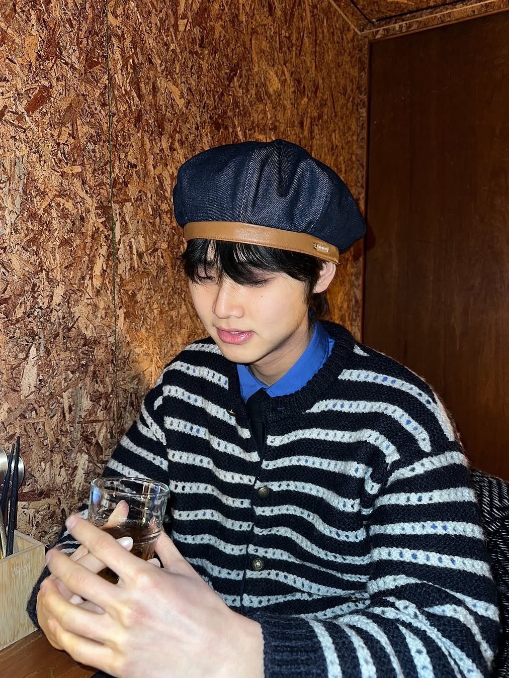 [KREAM 단독 리오더] STU Round Neck Stripe Cardigan Navy 착용 스타일 - 3
