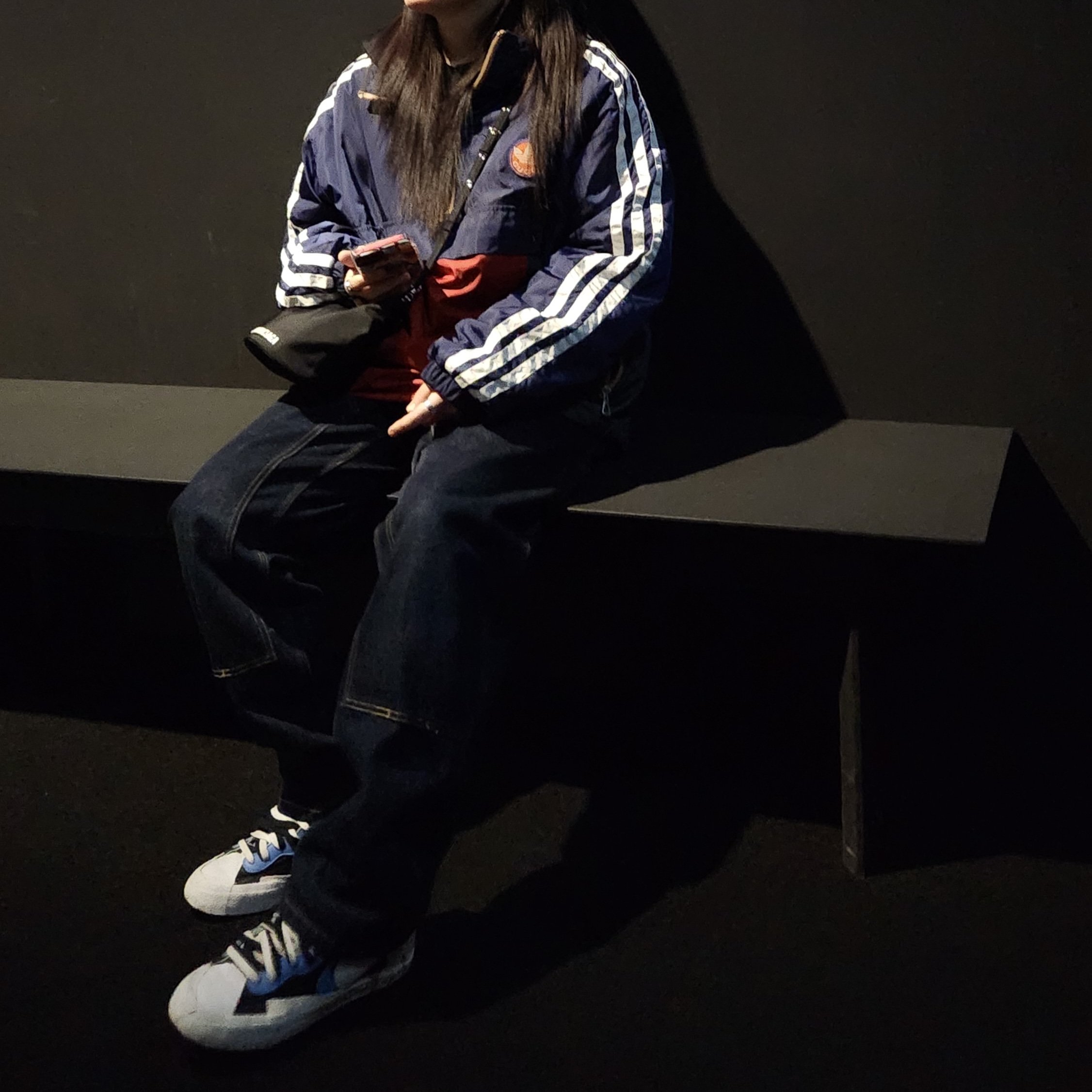 Balenciaga Wheel XS Drawstring Bucket Bag Black White, Nike x Sacai Blazer Mid White Black Legend Blue 착용 스타일 - 3