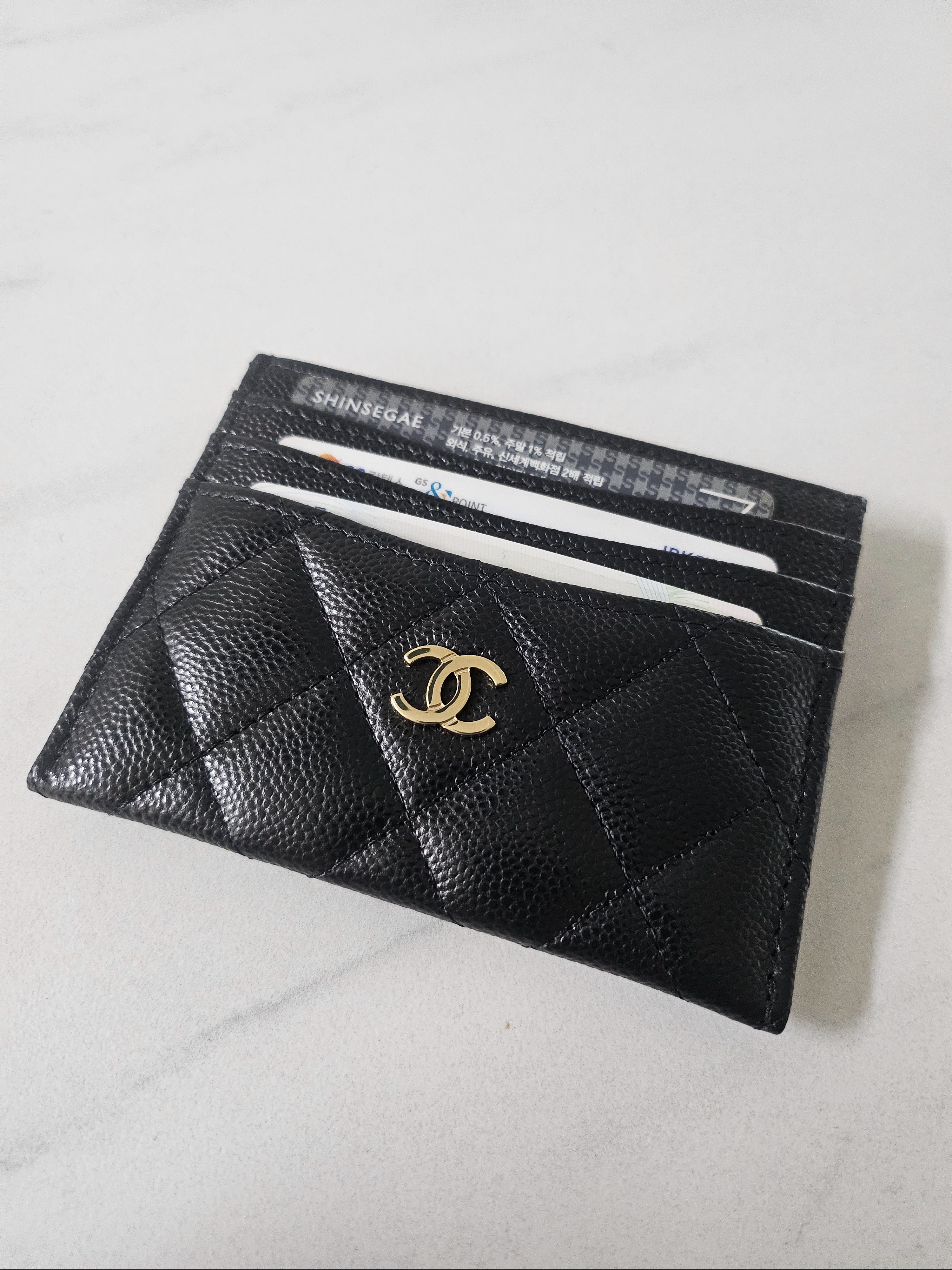 Chanel Classic Card Holder Grained Calfskin & Silver Black, Chanel Classic Card Holder Grained Calfskin & Gold Black 착용 스타일