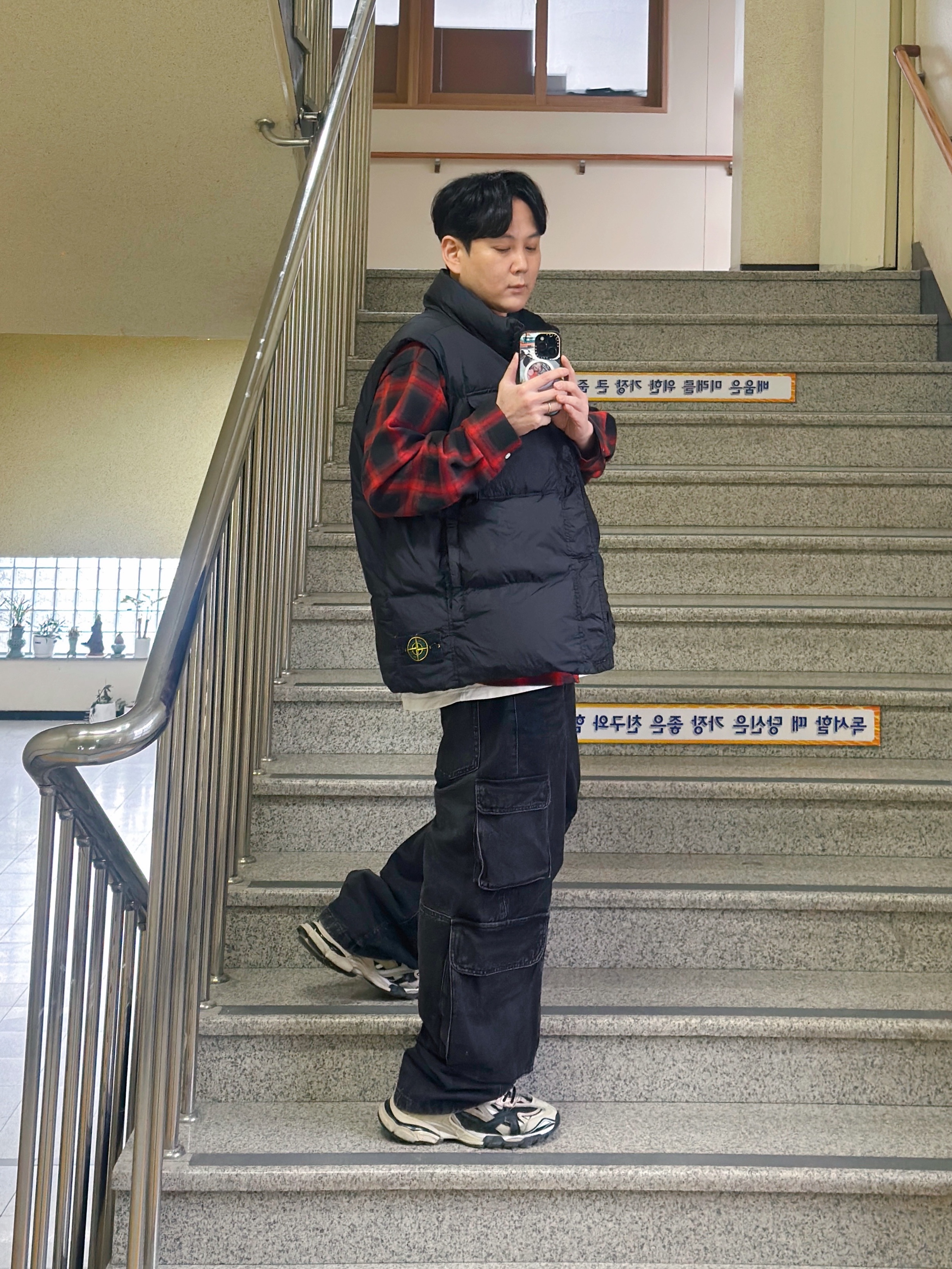 스톤 아일랜드 G0223 크링클랩스 R-NY 다운 베스트 위드 안티 드롭 블랙 - 24FW 착용 스타일 - 1