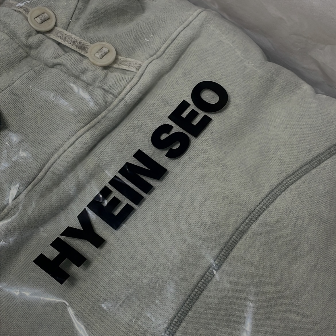 Hyein Seo Button Hoodie Ice Blue 착용 스타일