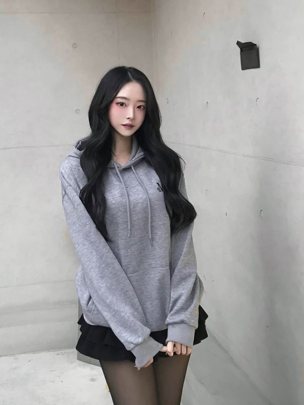 Signature Basic Logo Hood T Gray 착용 스타일 - 1