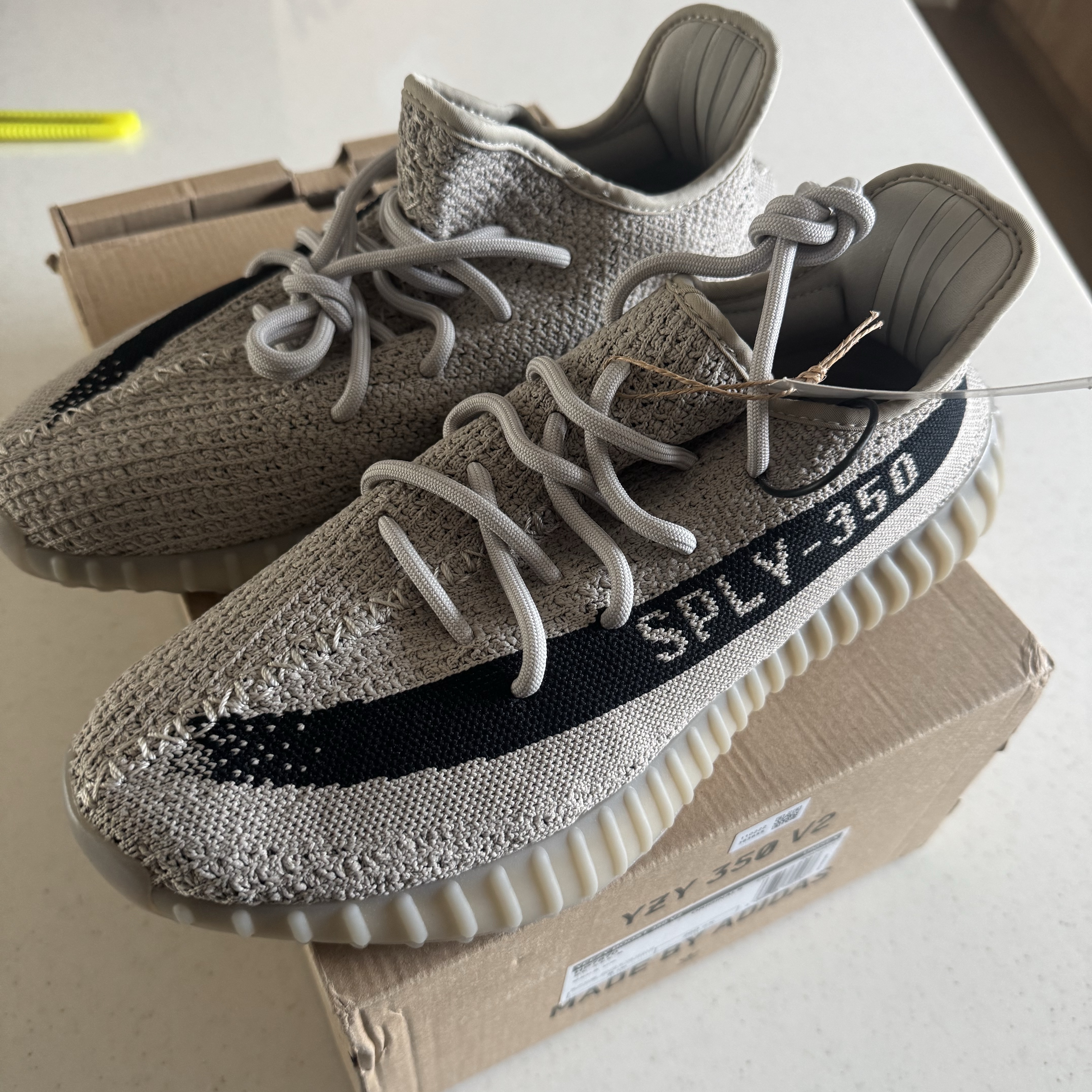 Adidas Yeezy Boost 350 V2 Slate Core Black 2022/2023 착용 스타일