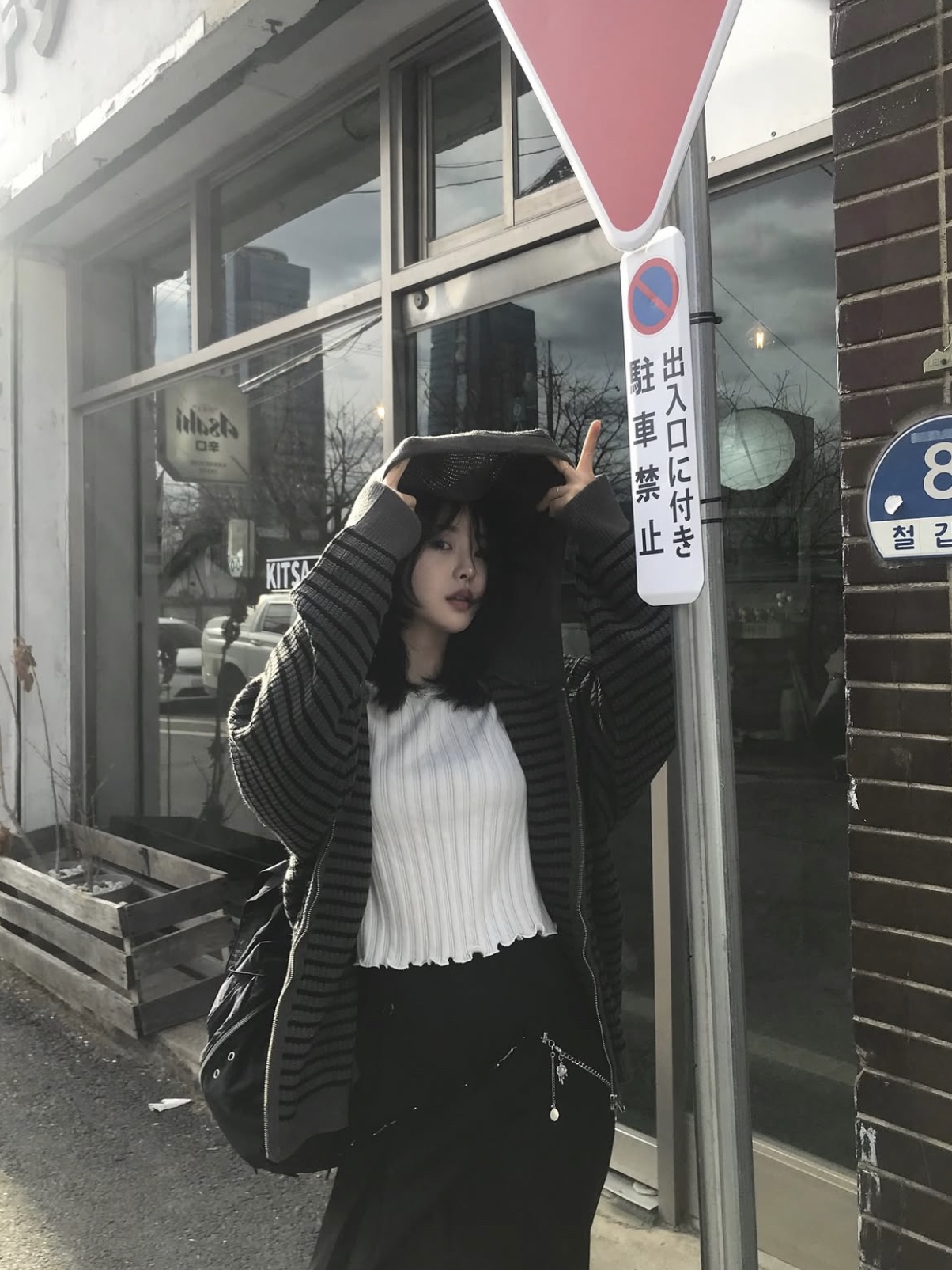 MUCENT Mei Stripe Hand-Warmer Knit Zip-Up Charcoal 착용 스타일 - 2