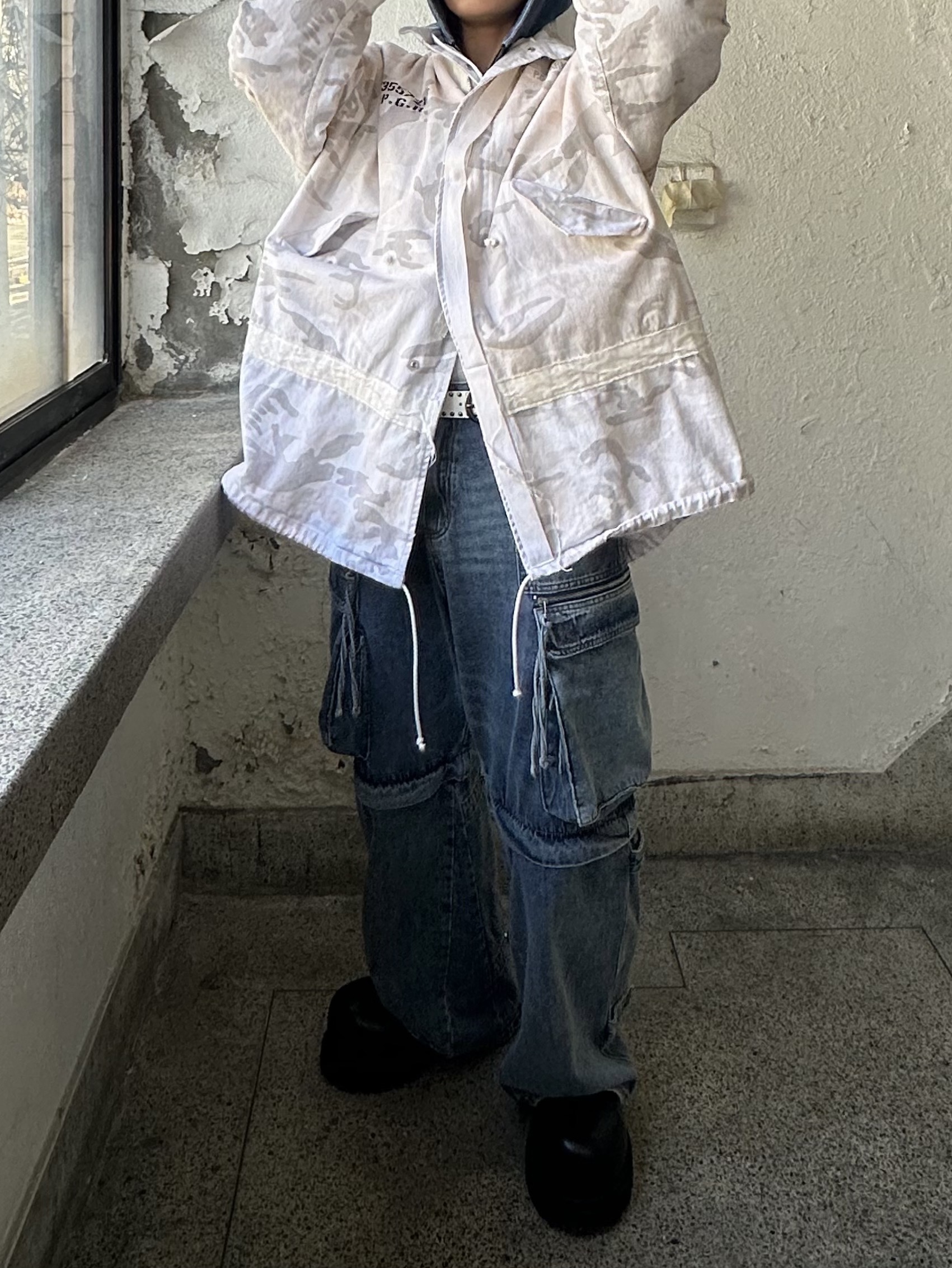 Project G/R Bondage Cross Fishtail Parka White Camo, Balenciaga Stomper Bootie Black 착용 스타일 - 4