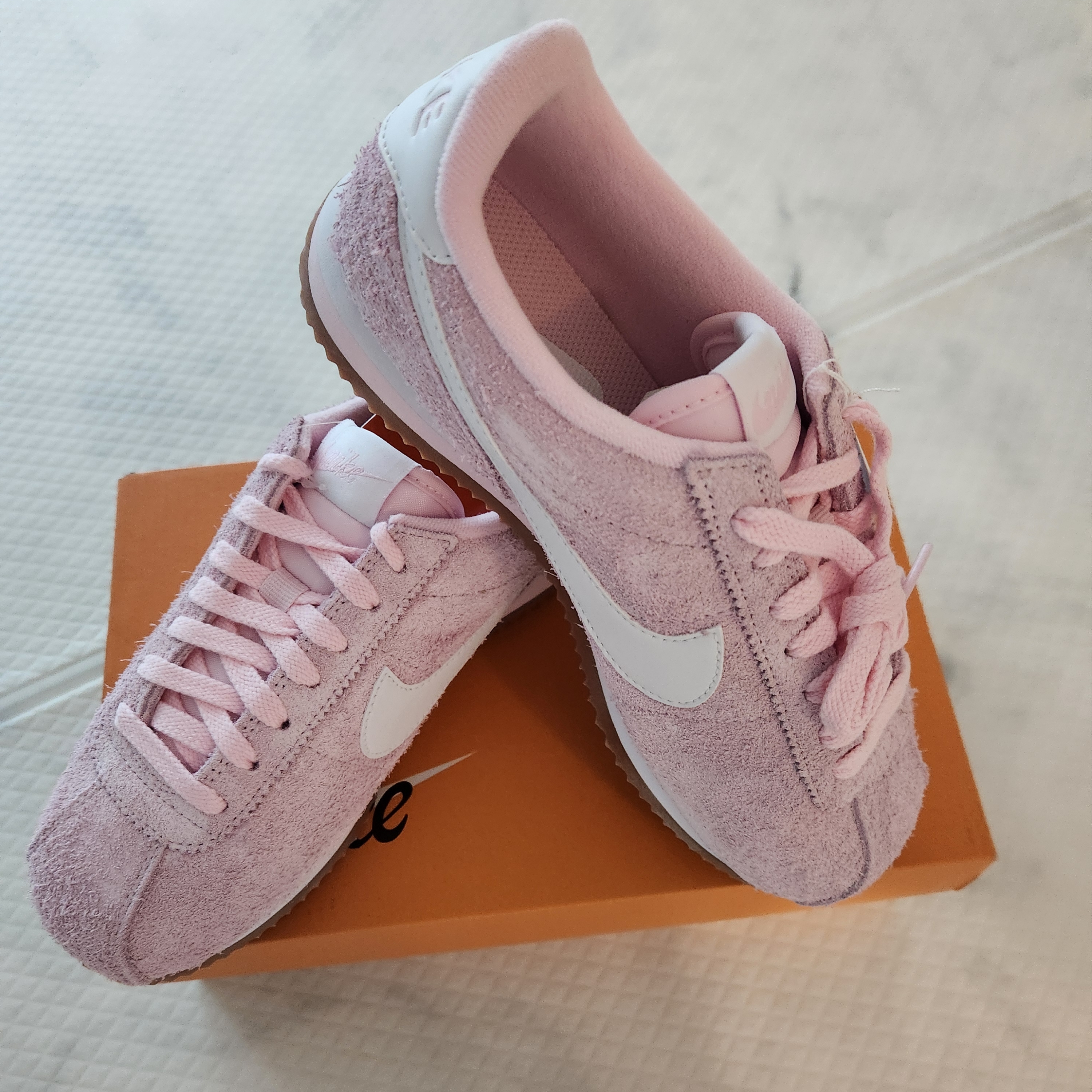(W) Nike Cortez Vintage Suede Pink Foam Gum Medium Brown 착용 스타일 - 1