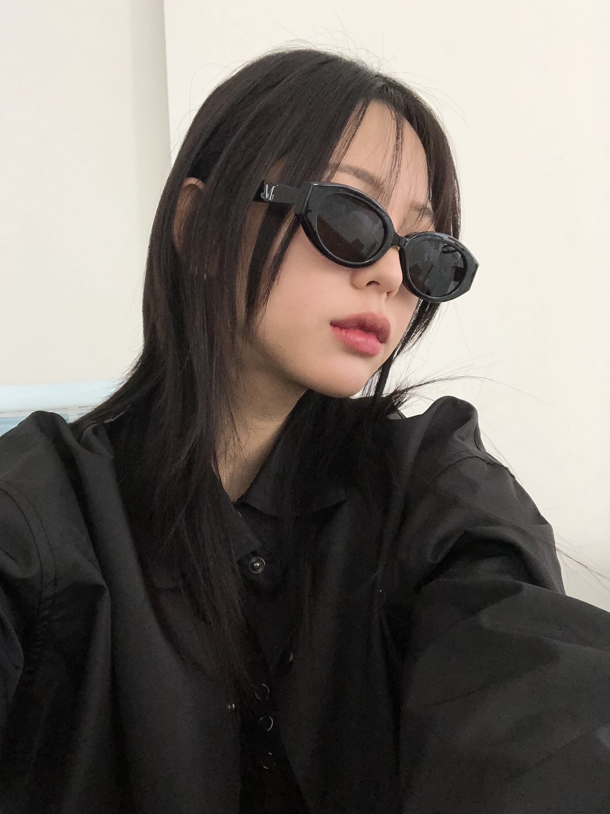 MUCENT Kurt Metal Logo Signature Half T Black, MUCNET Signature Logo Point Glasses A Type Black 착용 스타일 - 2