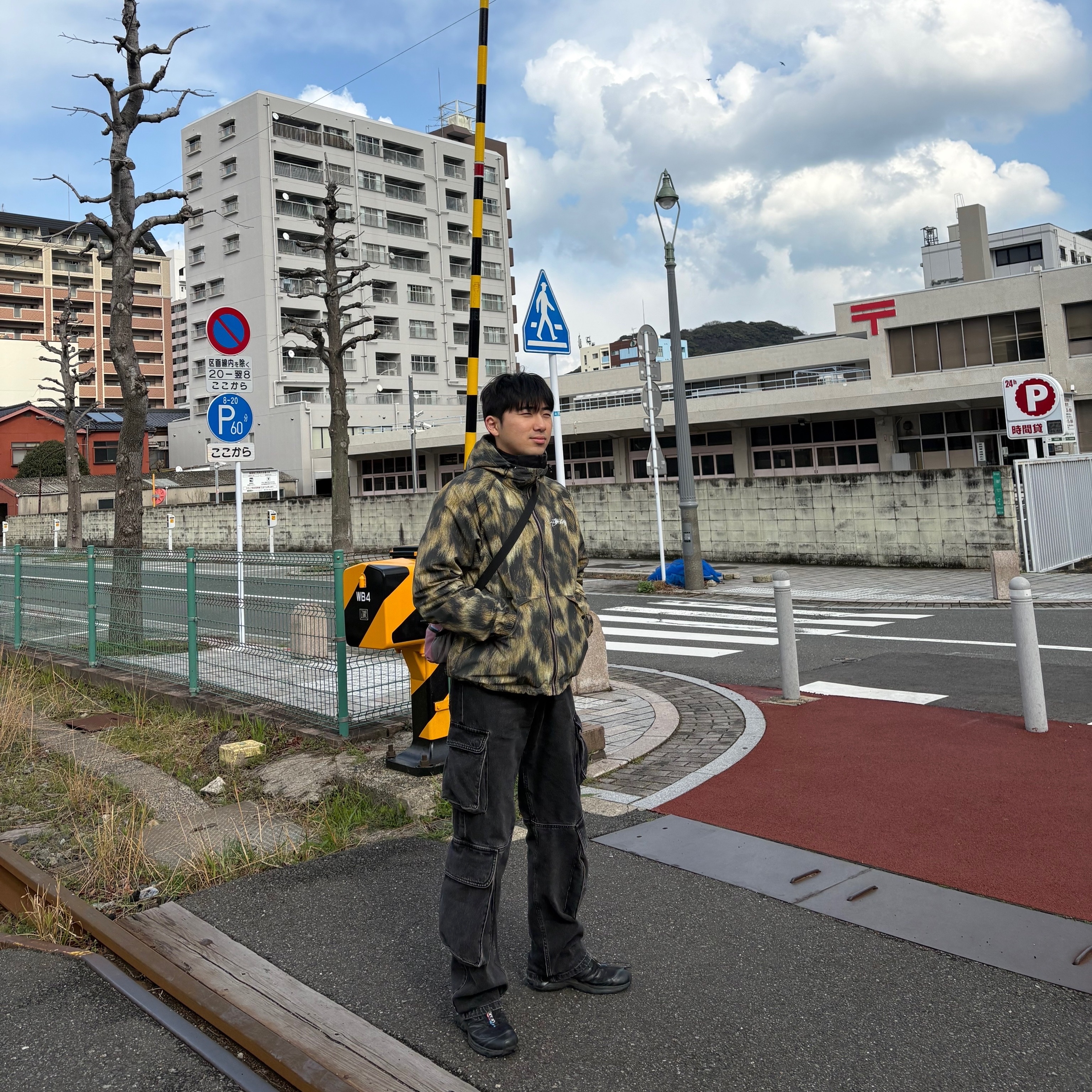 Stussy Fur Print Beach Shell Jacket Brown, Salomon Mont Mini Crossbody Bag Pink 착용 스타일 - 3