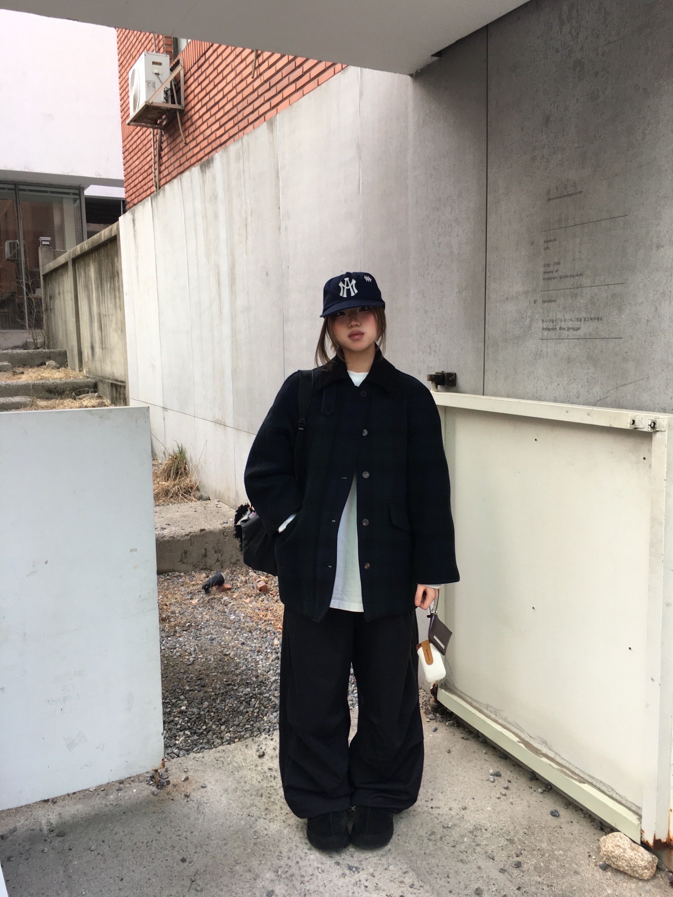(W) UGG Tazz Slipper Black, Arc'teryx Heliad 15 Backpack Black 착용 스타일