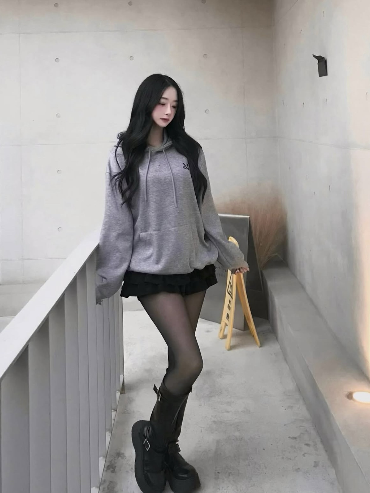 Signature Basic Logo Hood T Gray 착용 스타일 - 2