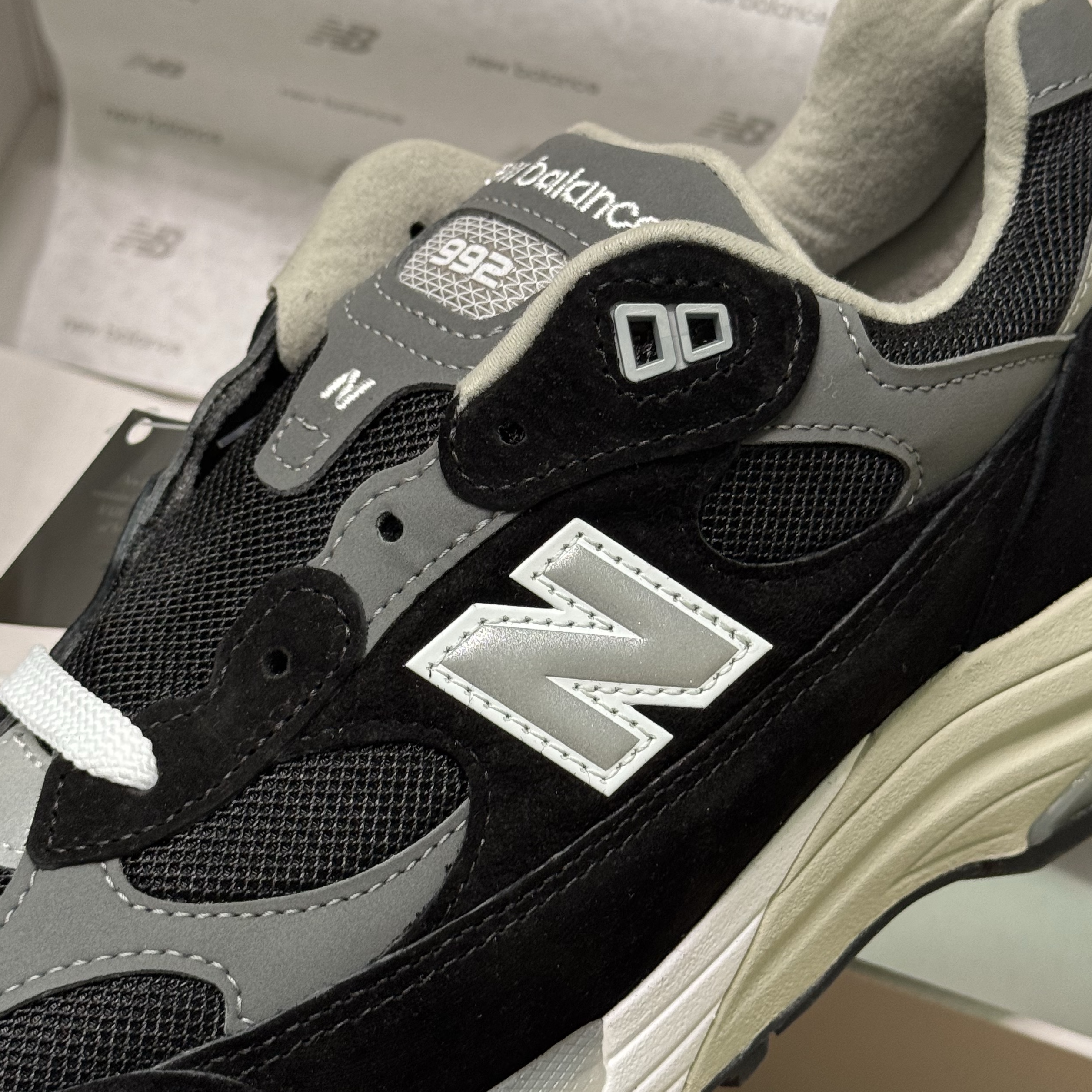 New Balance 992 Made in USA Core Black Grey 착용 스타일 - 3