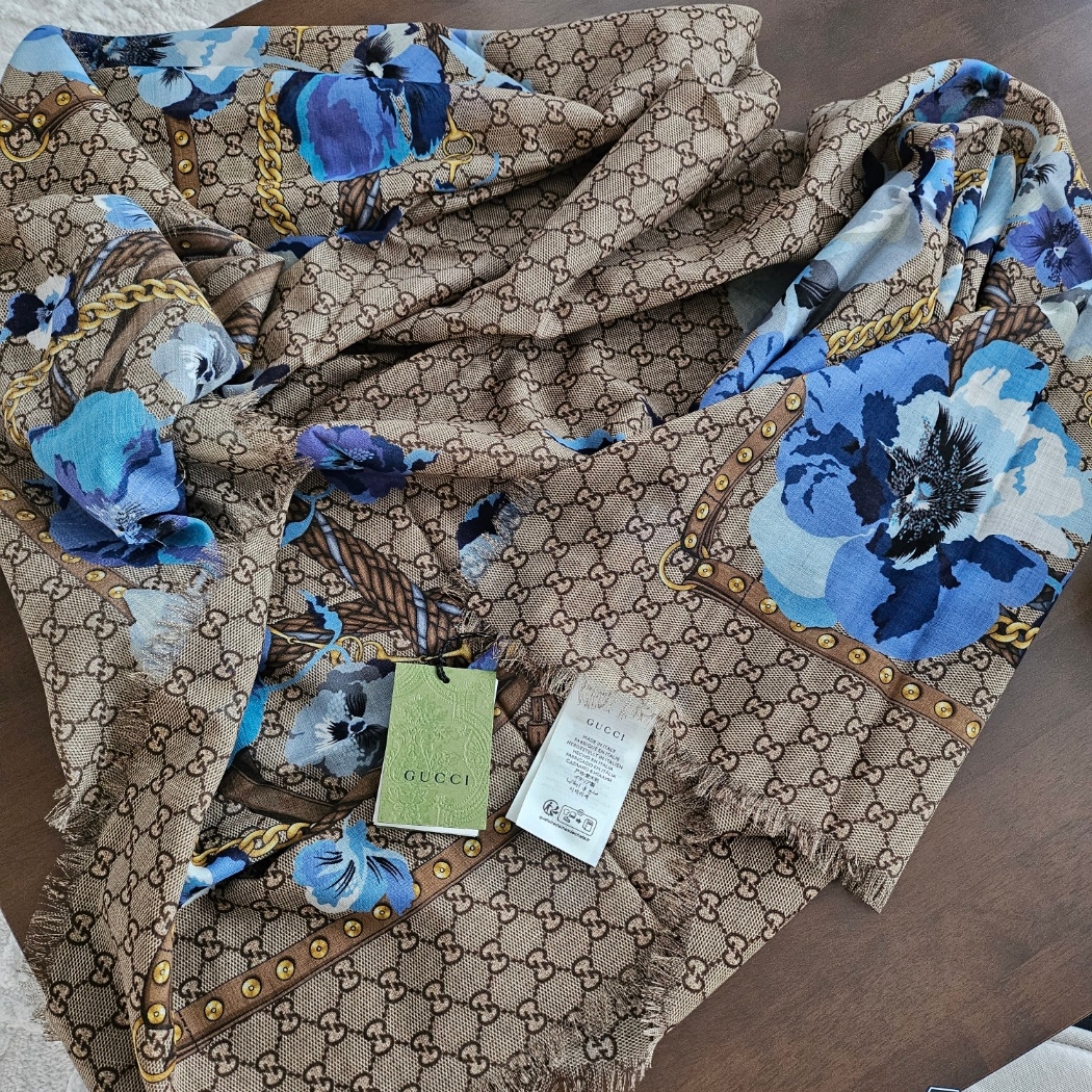 (W) Gucci Flower Wool Scarf Blue 착용 스타일 - 2