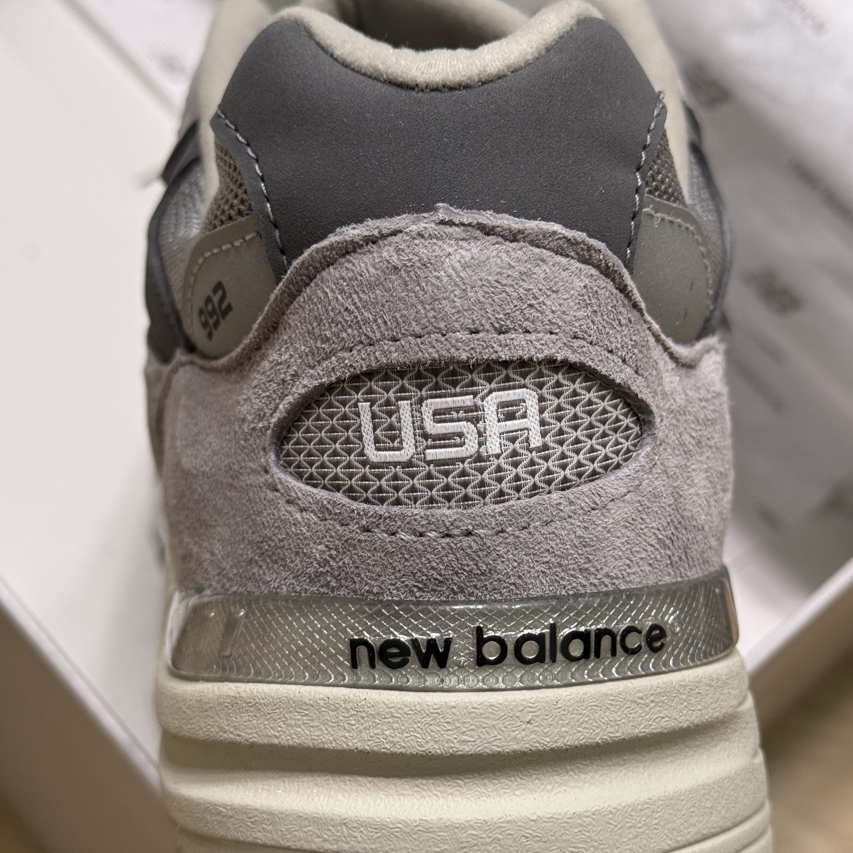 New Balance 992 Made in USA Core Grey Silver Metallic 착용 스타일 - 4