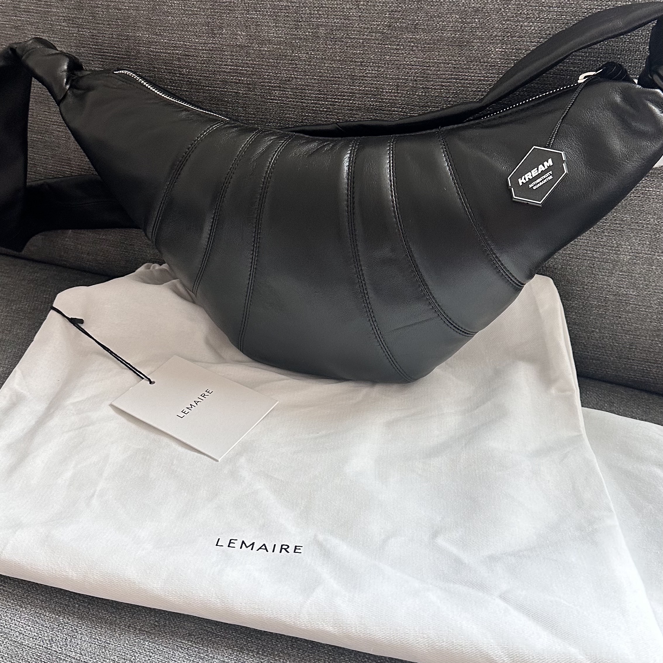 Lemaire Medium Croissant Bag Soft Nappa Leather Black 착용 스타일