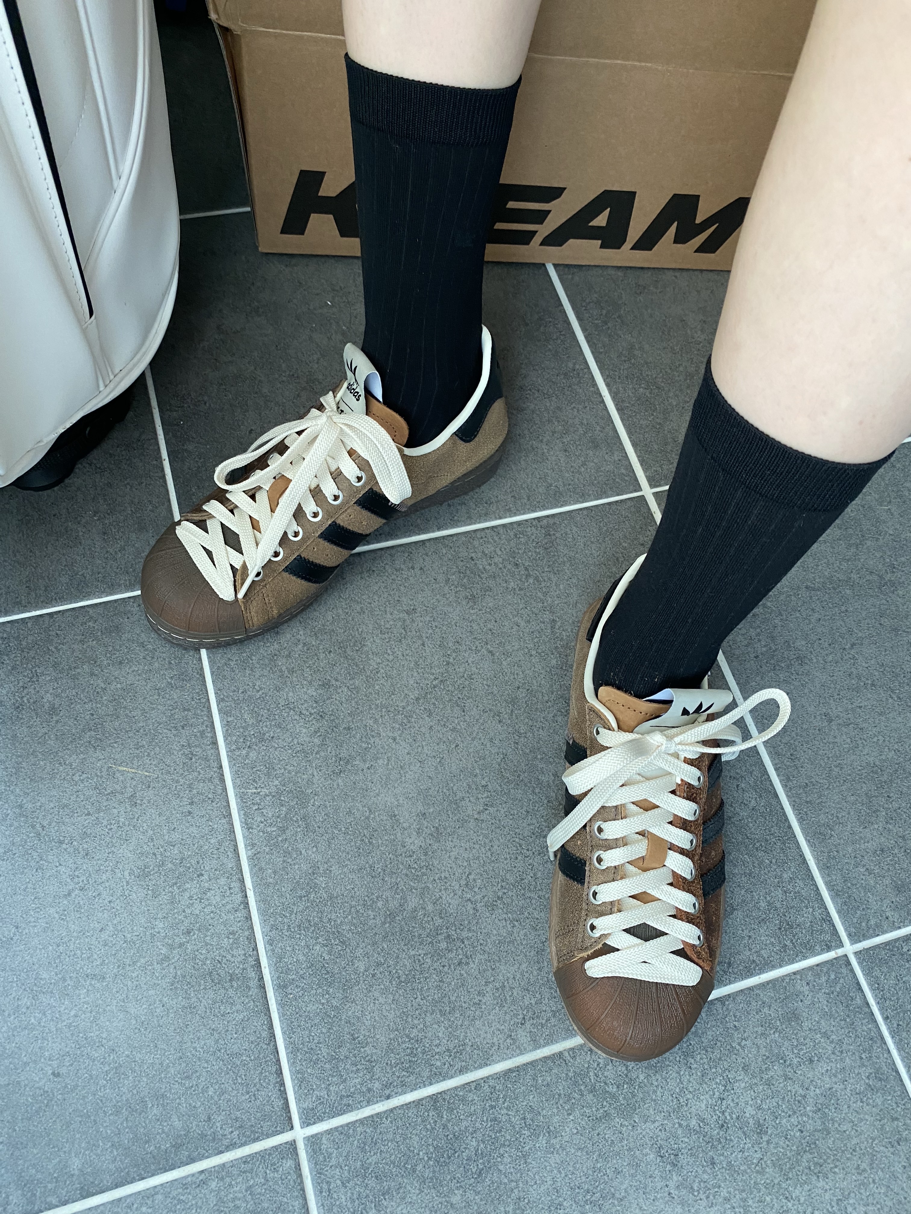 Adidas x Song for the Mute Superstar 82 Khaki Core Black 착용 스타일 - 2