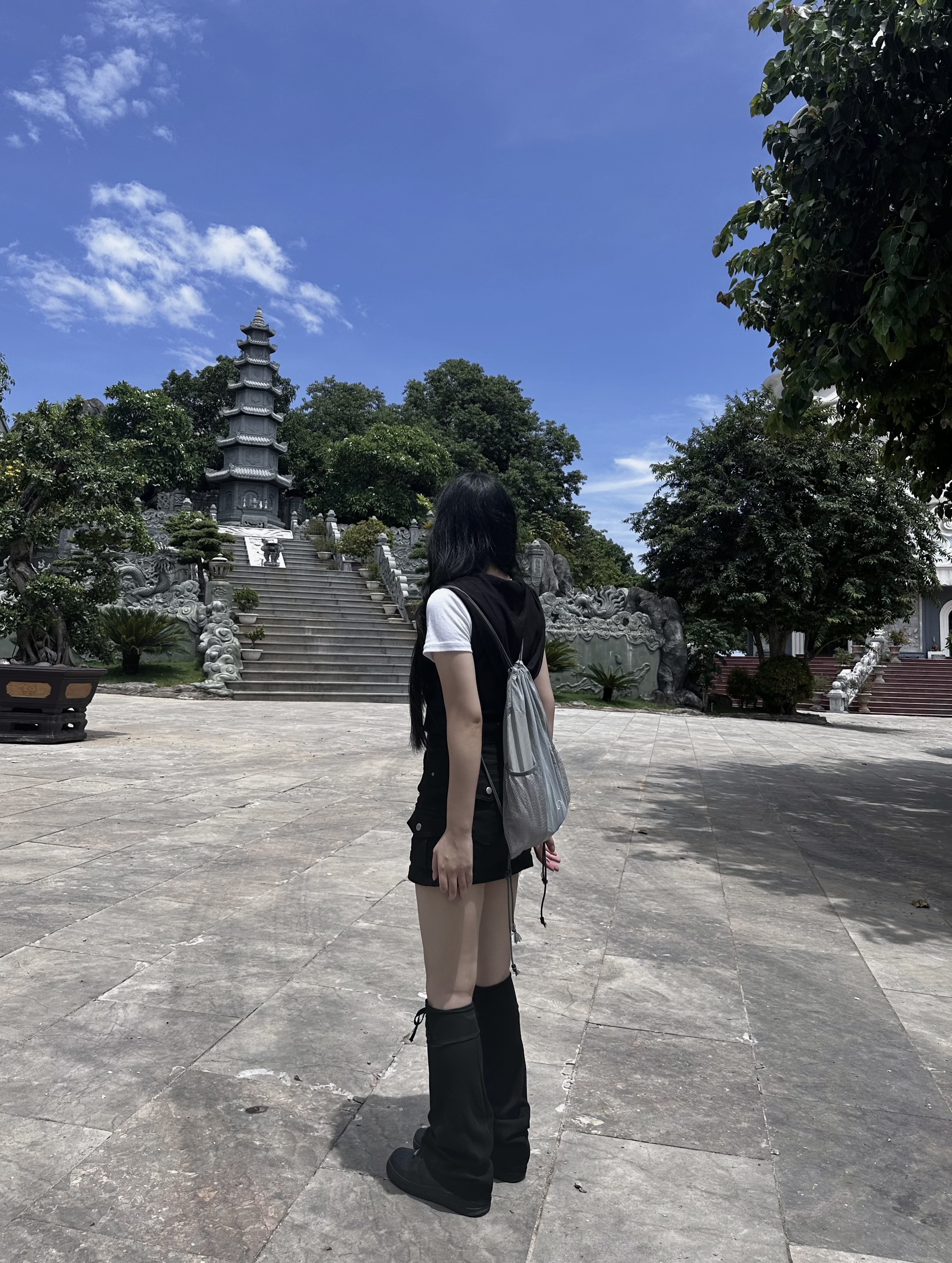 (W) Mischief Rhombus Hooded Knit Vest Black 착용 스타일 - 1