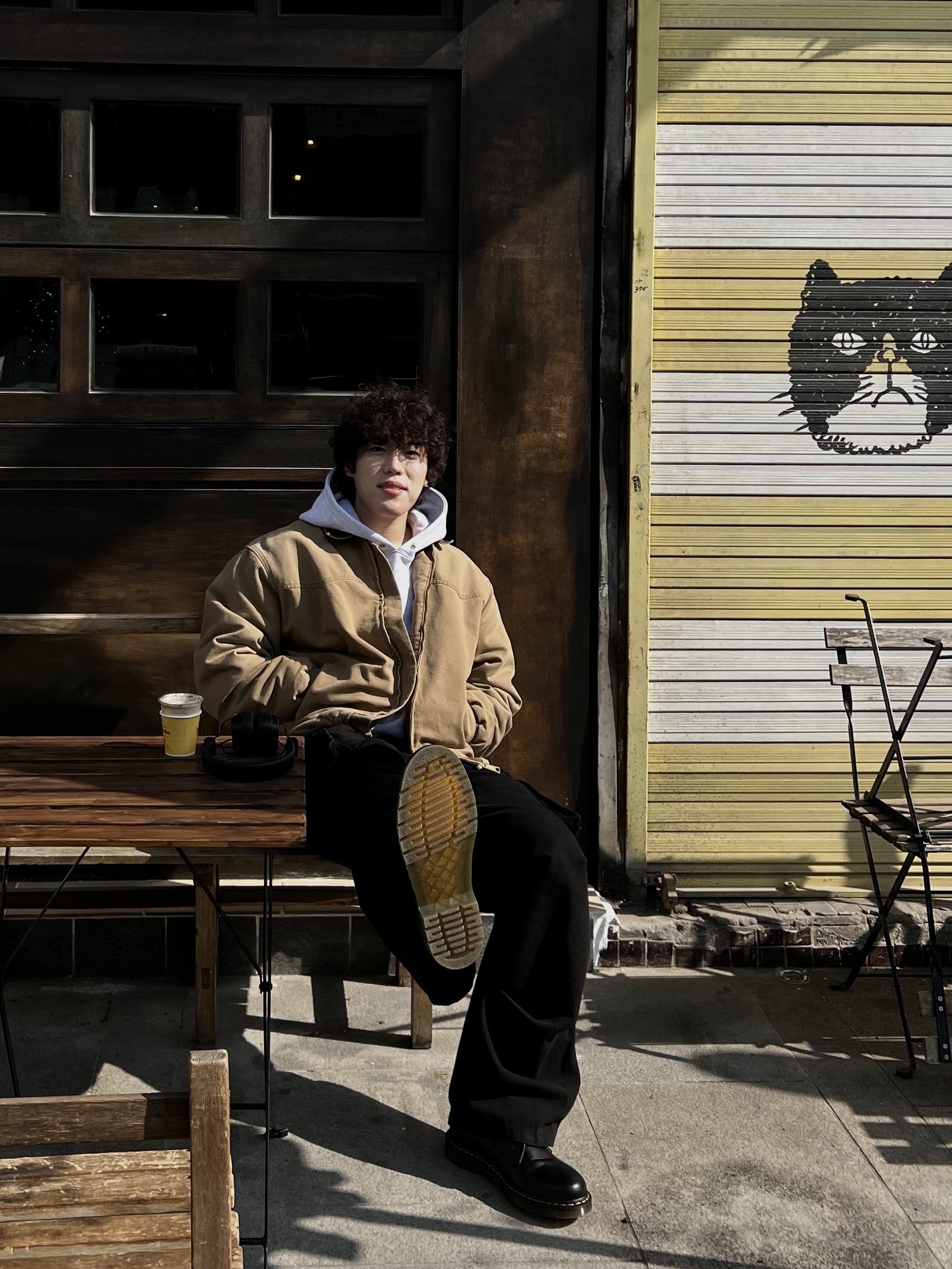 Carhartt WIP OG Santa Fe Jacket Hamilton Brown Tobacco, Dr. Martens 1461 Smooth Black 착용 스타일 - 4