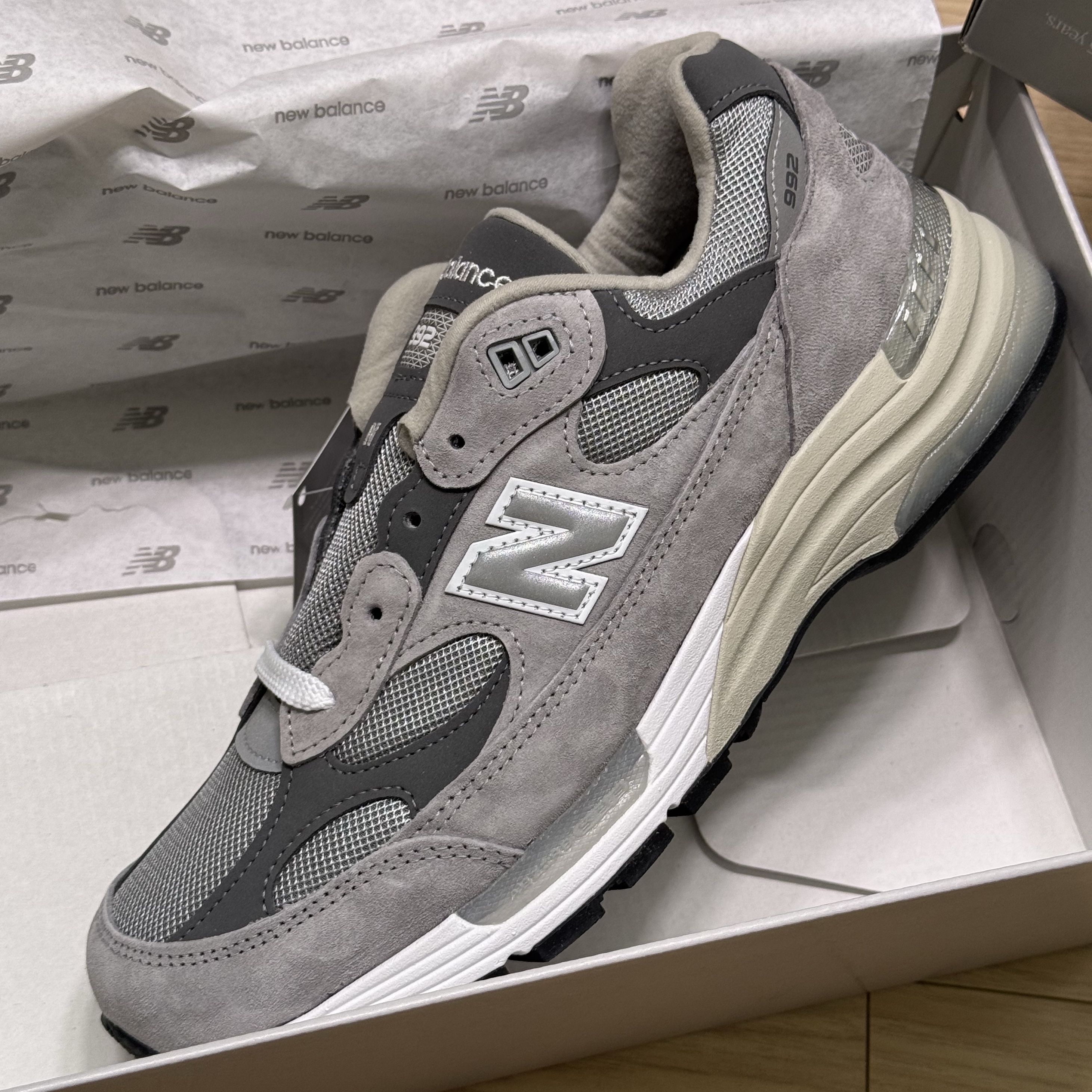 New Balance 992 Made in USA Core Grey Silver Metallic 착용 스타일 - 1