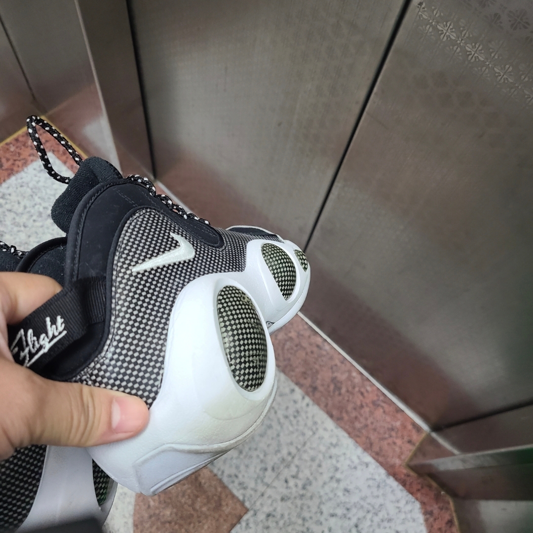 Nike Air Zoom Flight 95 Black Metallic Silver 착용 스타일