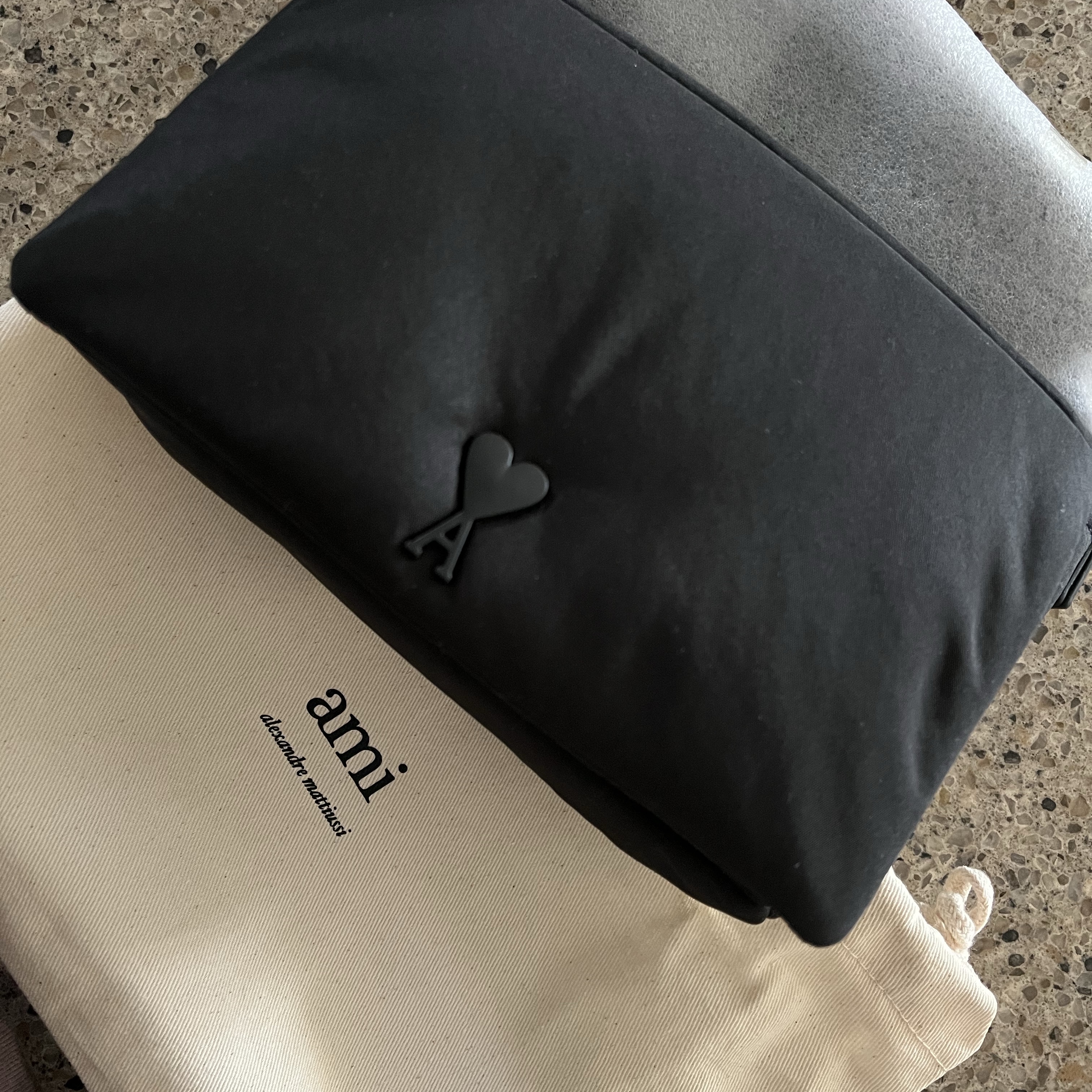 Ami de Coeur Lunch Box Bag Black 착용 스타일