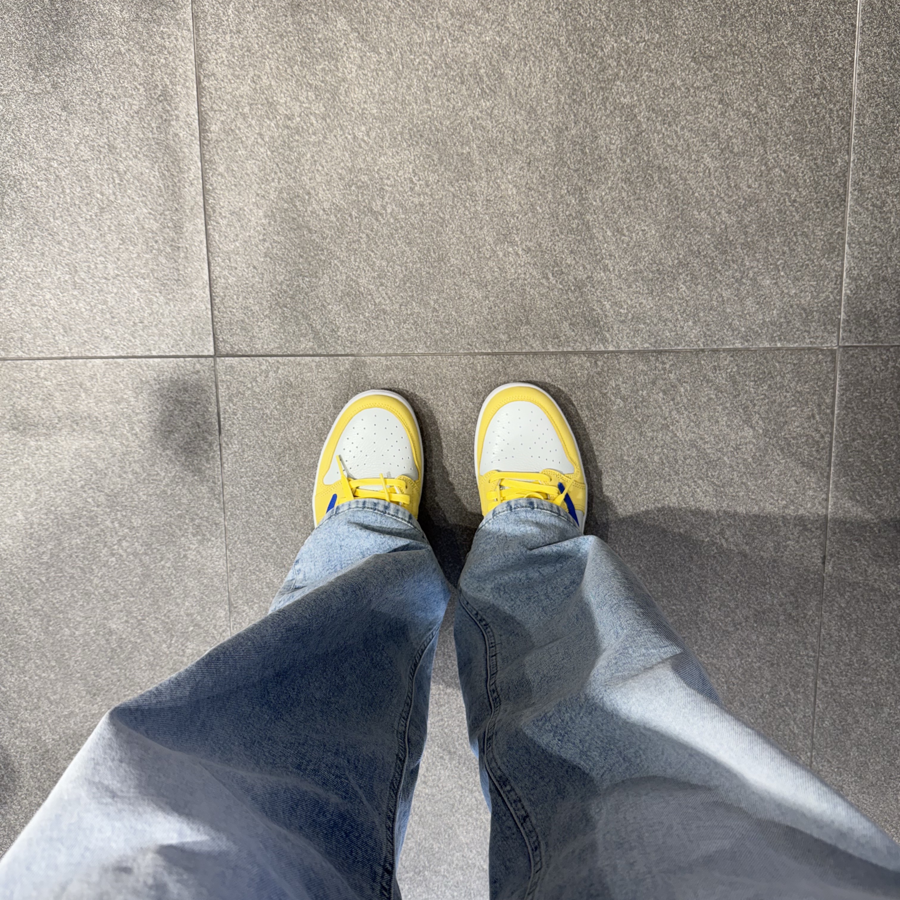 (W) Jordan 1 x Travis Scott Retro Low OG SP Canary 착용 스타일 - 1