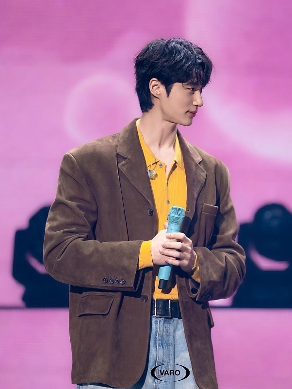 STU Goat Suede Blazer Brown 착용 스타일 - 4