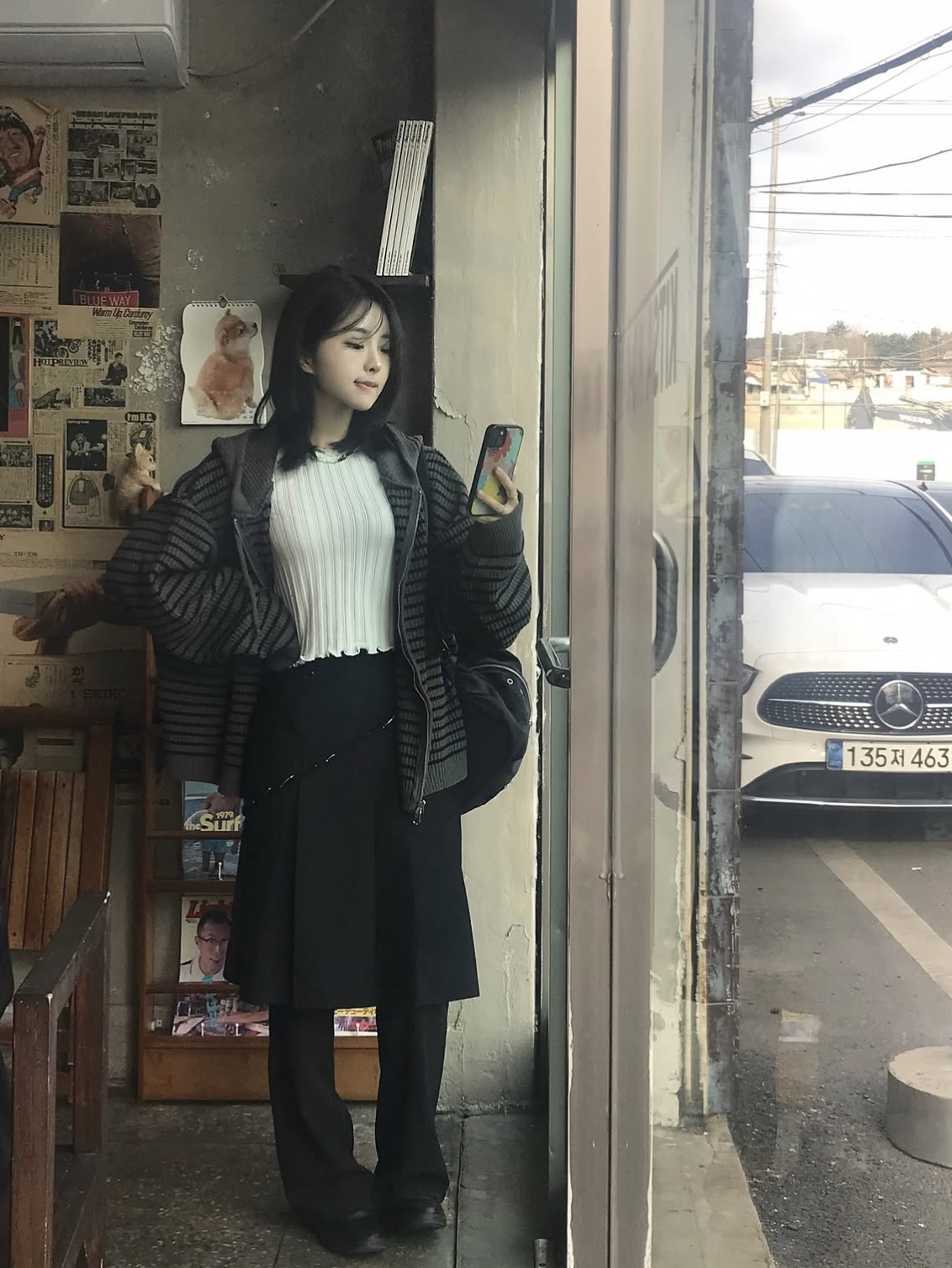MUCENT Mei Stripe Hand-Warmer Knit Zip-Up Charcoal 착용 스타일 - 5