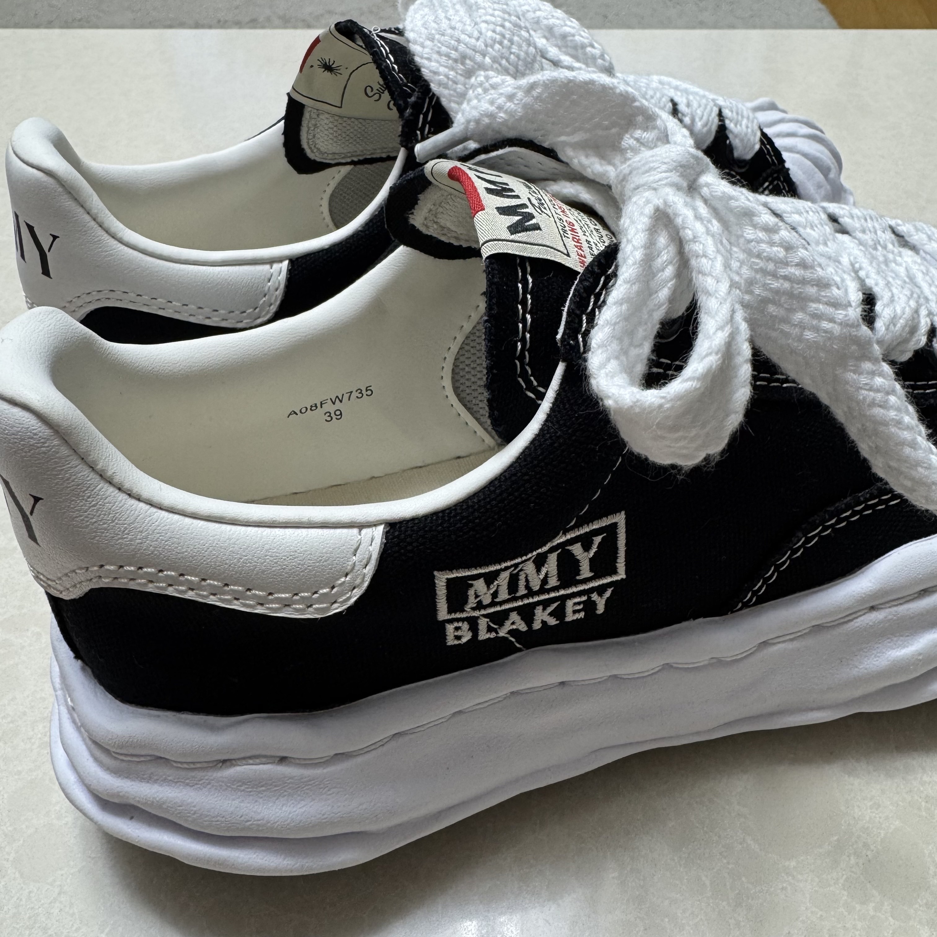 Maison Mihara Yasuhiro Blakey OG Sole Canvas Low-top Sneakers Black White 착용 스타일 - 1