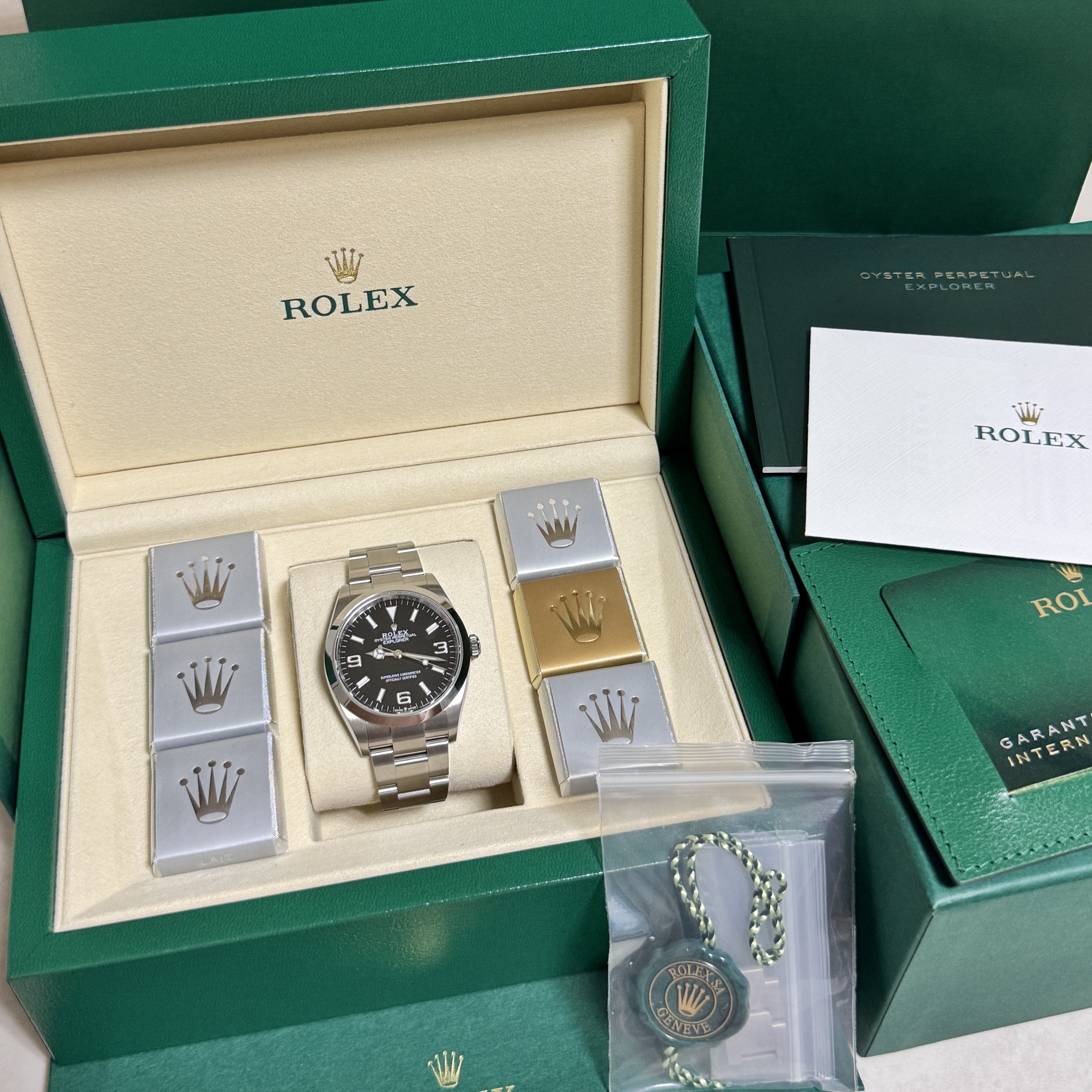 Rolex Explorer 36mm 124270 Black Oyster 착용 스타일 - 2