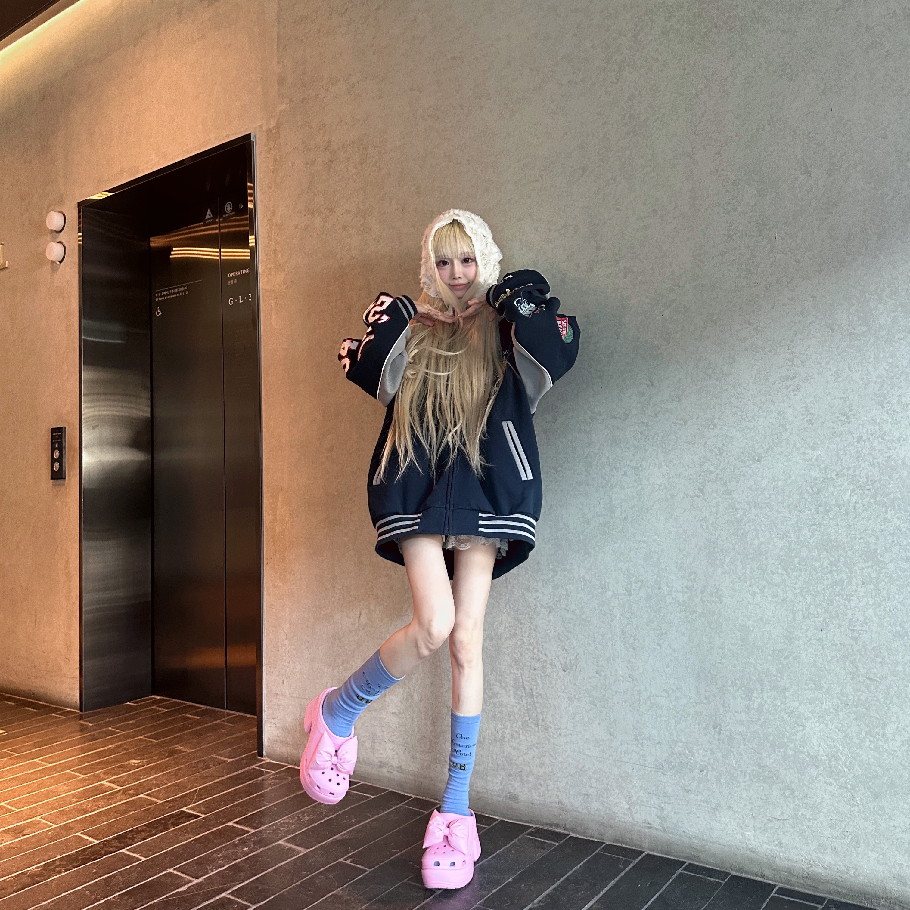 Crocs Siren Bow Clog Pink Tweed, Supreme Playoffs Zip Up Hooded Sweatshirt Navy - 25SS 착용 스타일