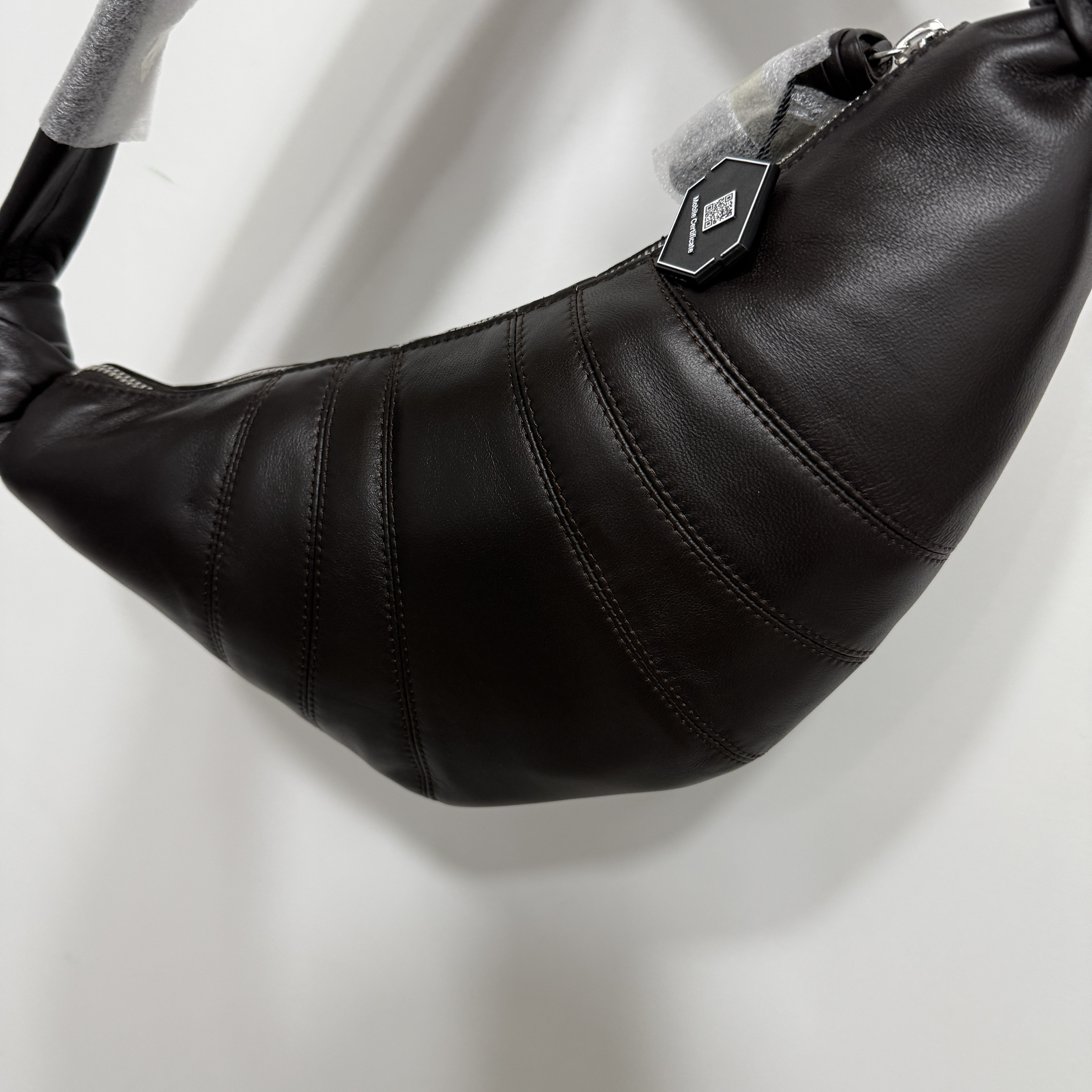 Lemaire Small Croissant Bag Soft Nappa Leather Dark Chocolate 착용 스타일 - 2