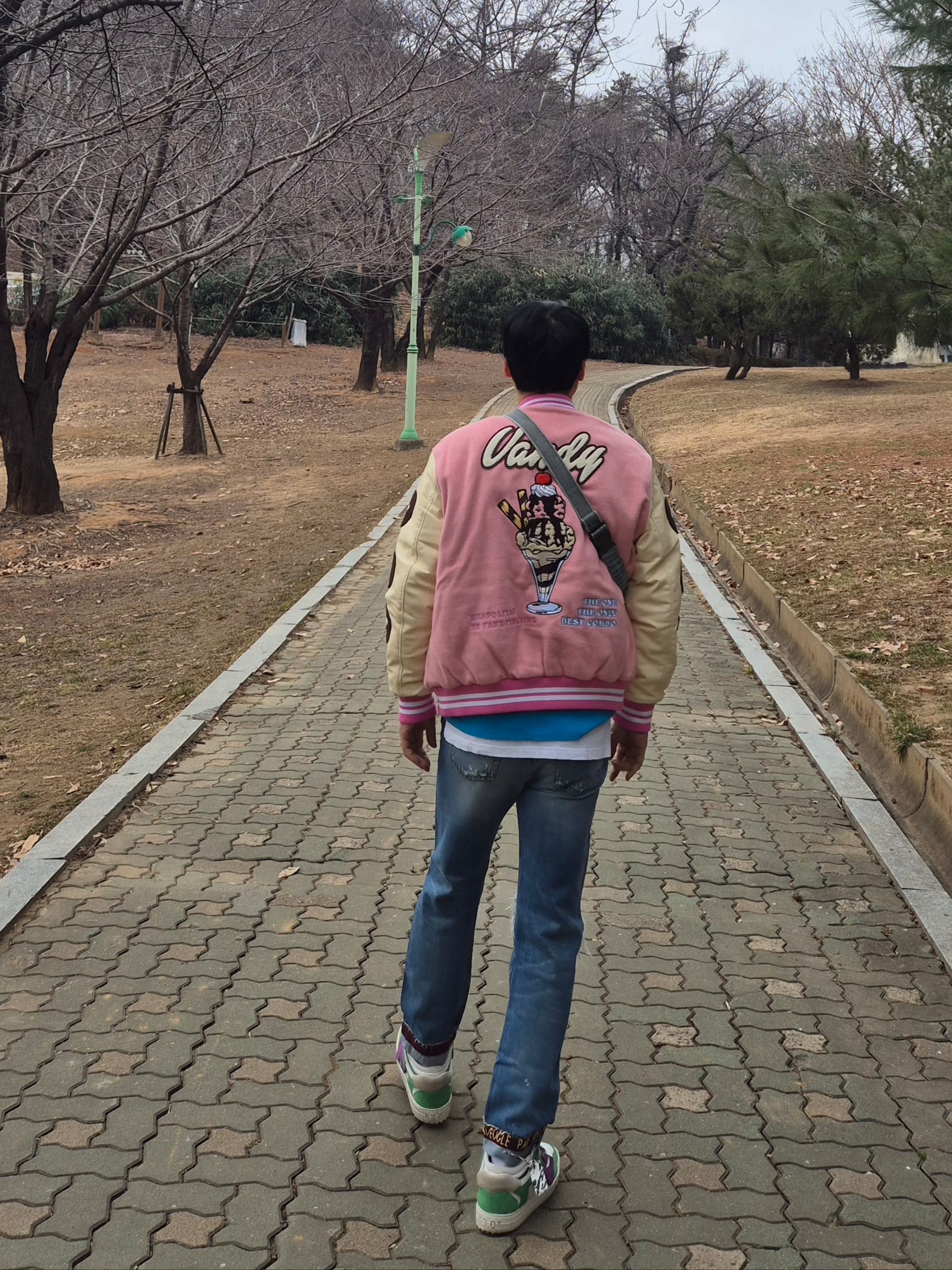 반디 더 핑크 선데 바시티 자켓 핑크, 루이비통 멀티플 월렛 네이비 블루 착용 스타일 - 1