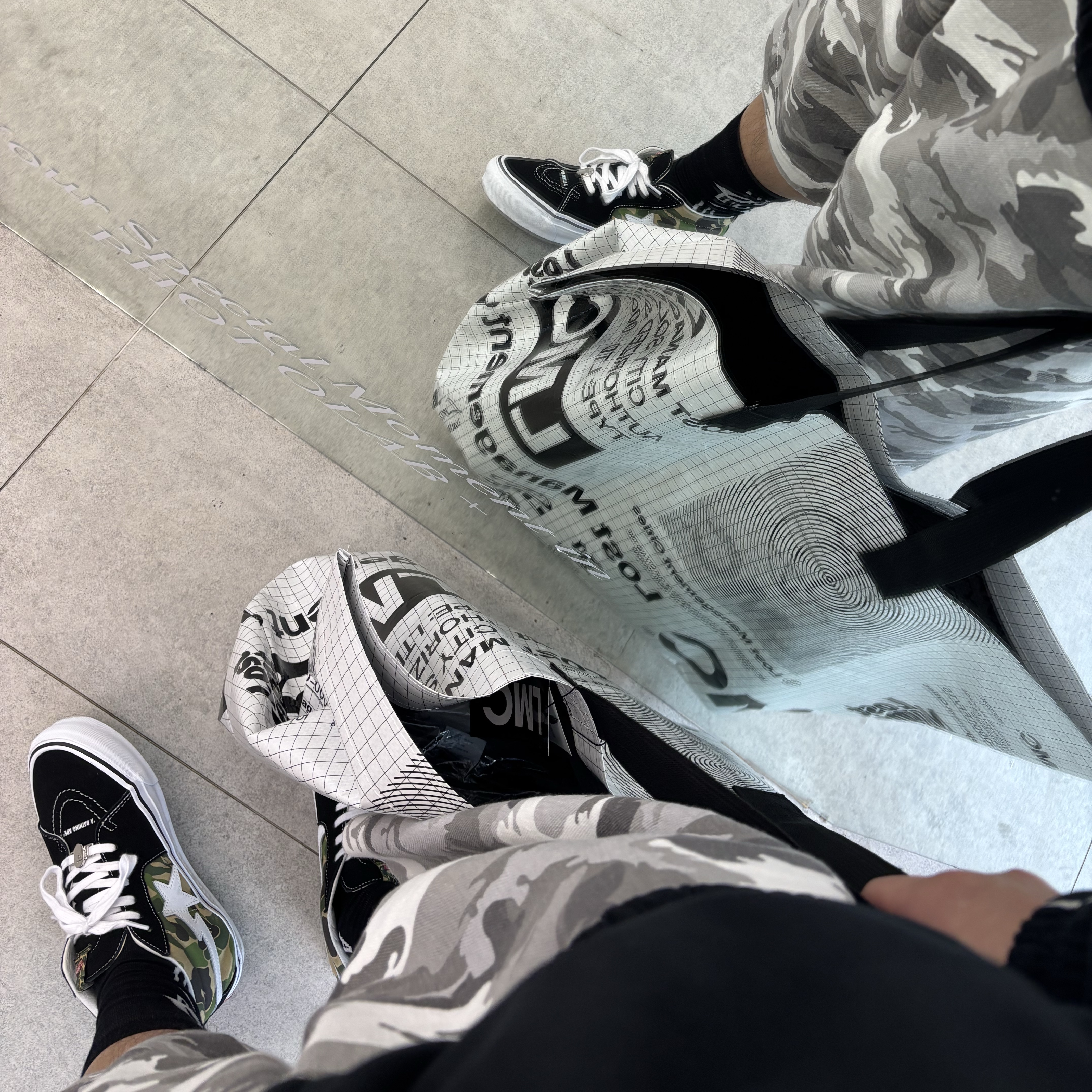 Vans x BAPE Sk8-Mid Reissue 83 LX Black 착용 스타일 - 1