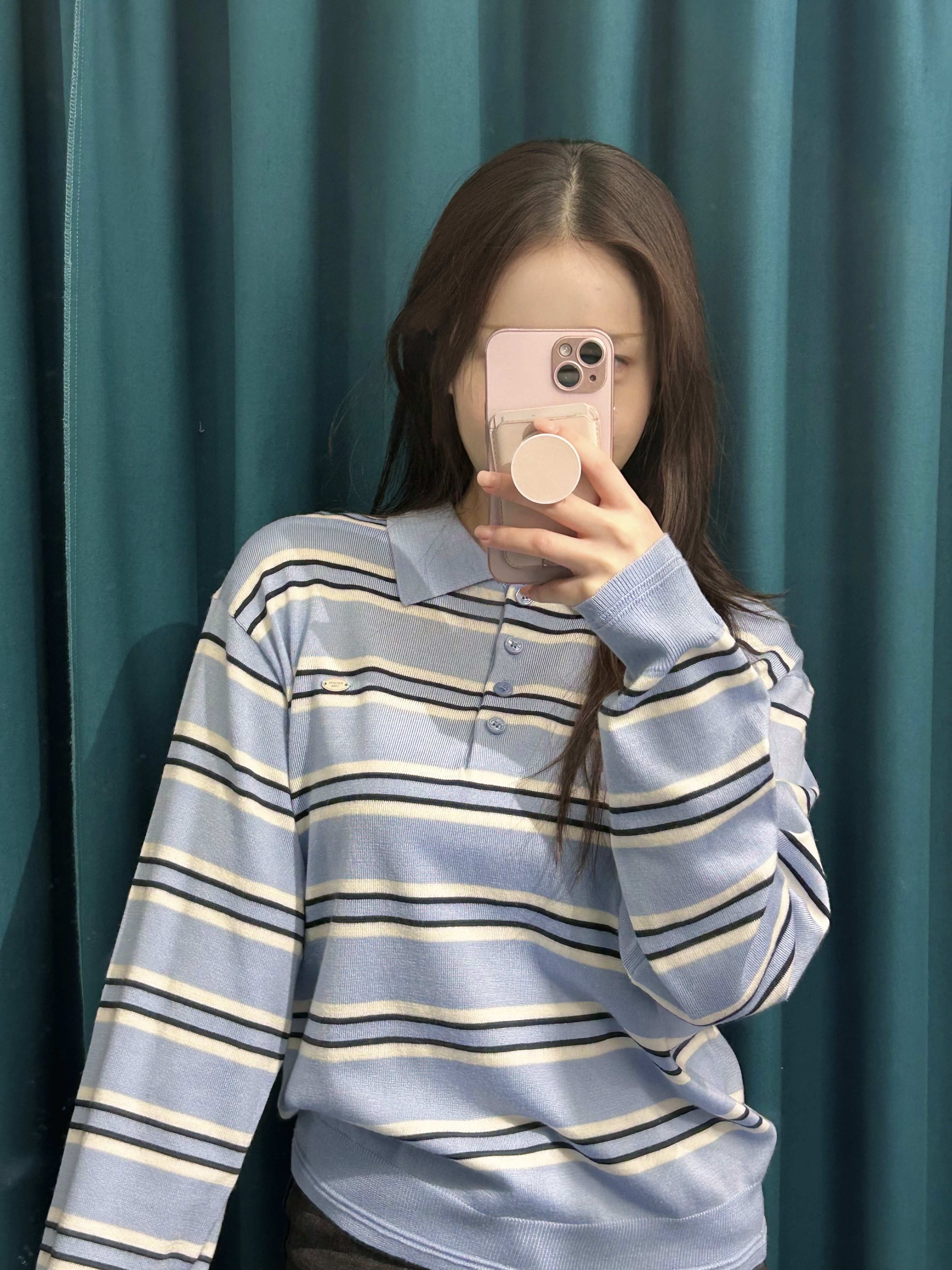 General Idea woman multi stripe loose collar knit blue 착용 스타일