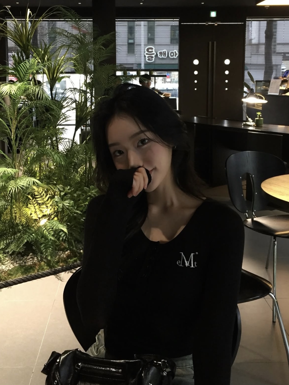 무센트 하링 시그니처 로고 스냅 버튼 유넥 굴림티 블랙 착용 스타일 - 2