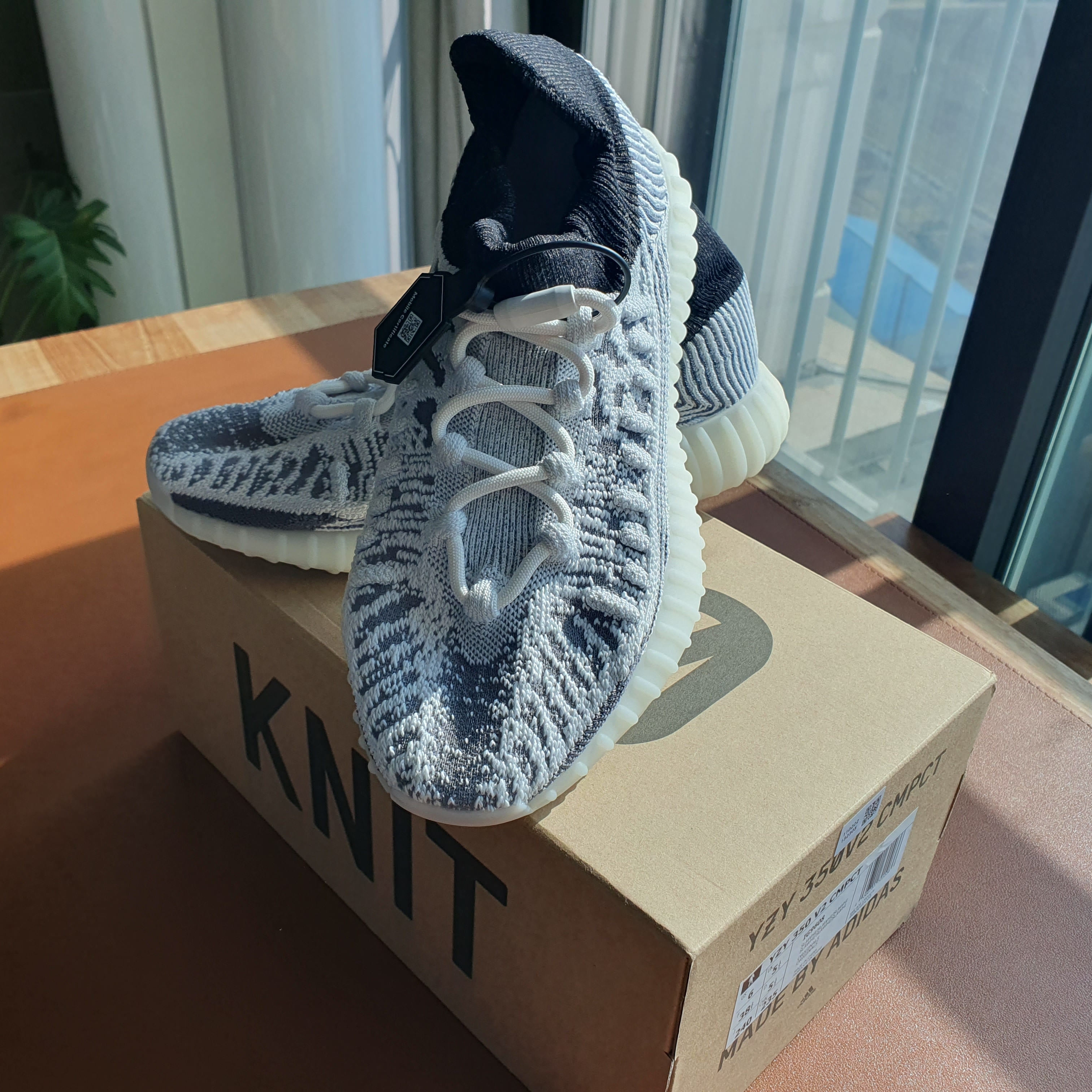 Adidas Yeezy 350 V2 CMPCT Slate White 착용 스타일 - 2